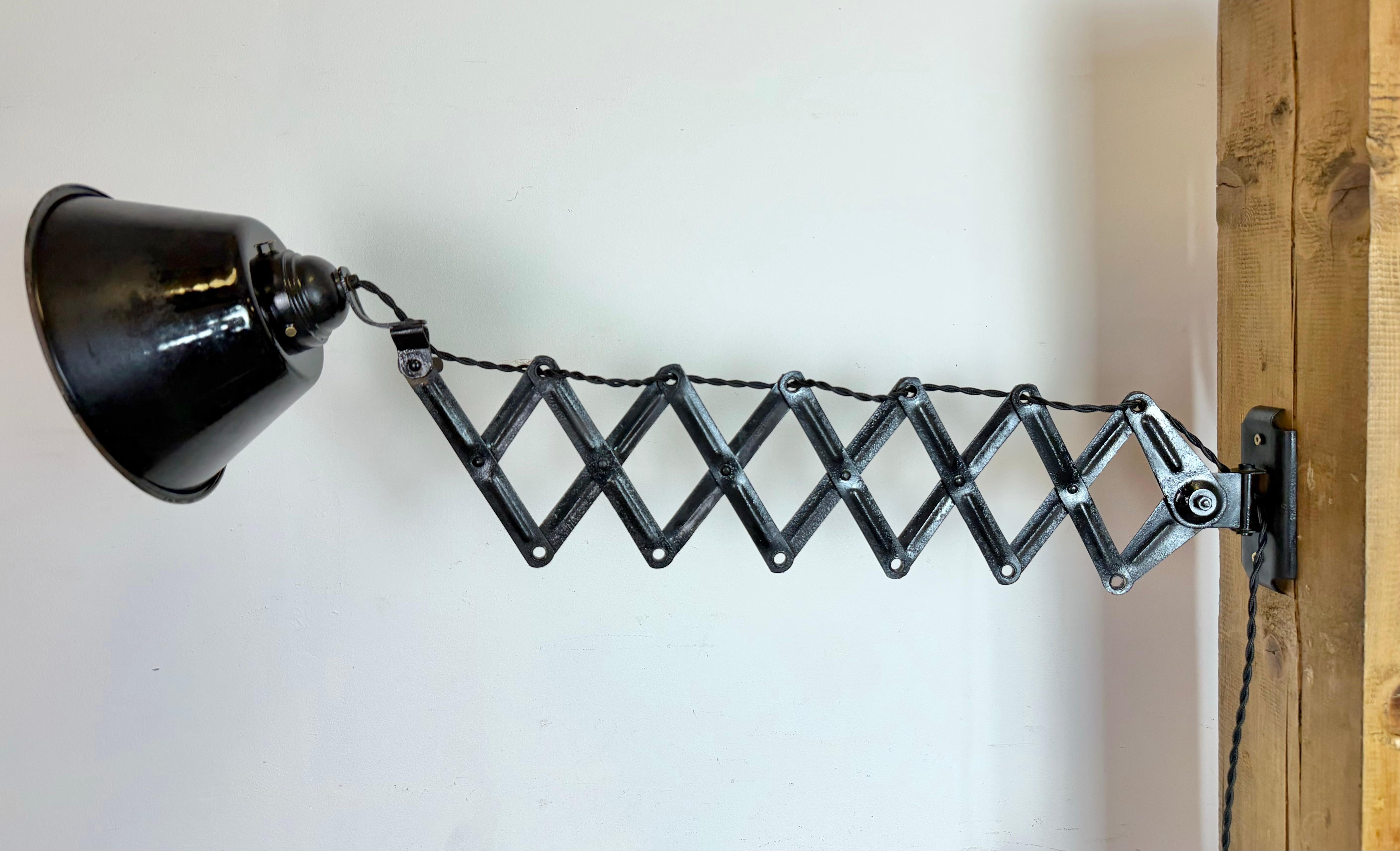 Industrielle schwarze Emaille-Wandleuchte mit Schere, 1930er-Jahre im Angebot 3