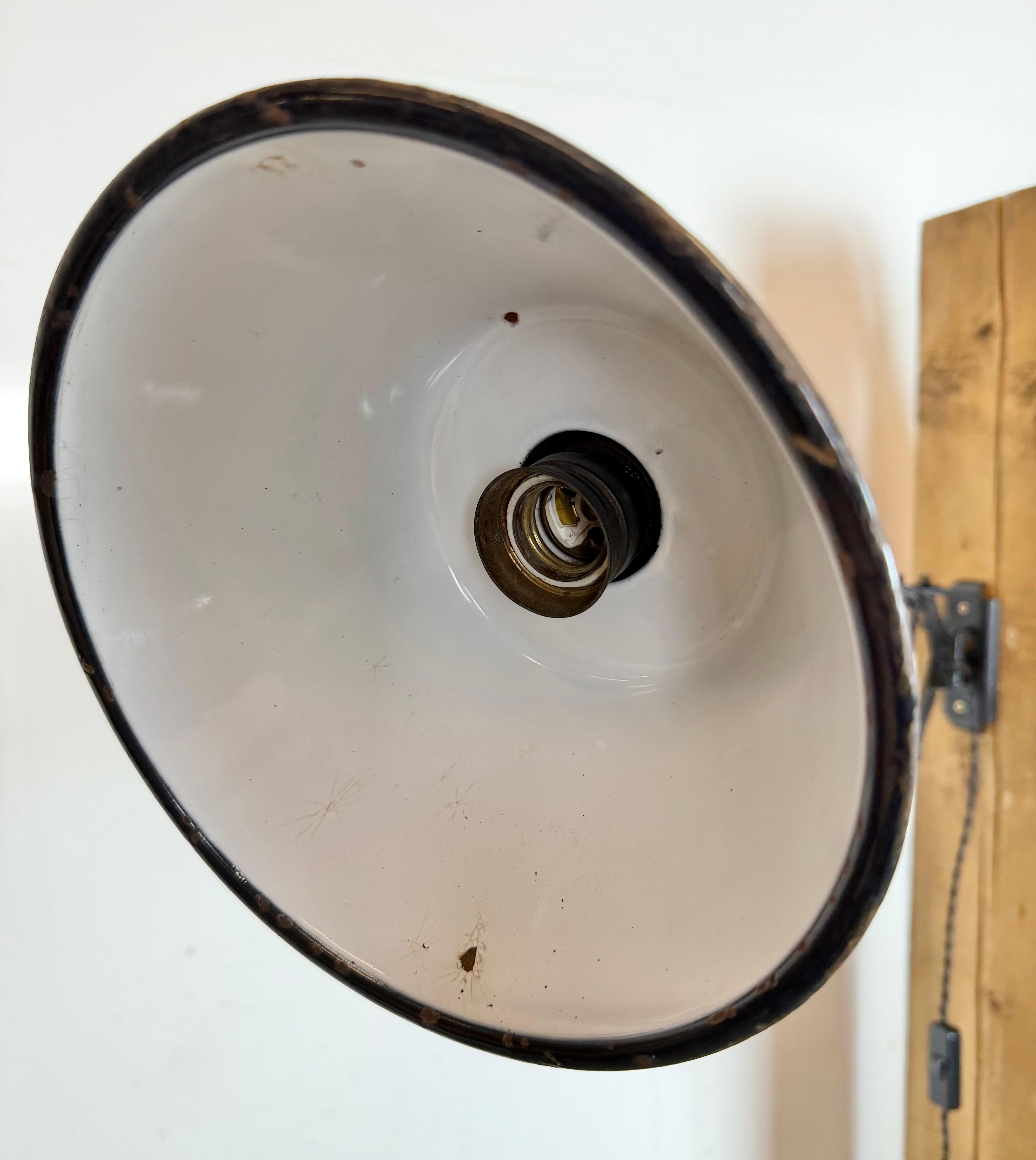 Industrielle schwarze Emaille-Wandleuchte mit Schere, 1930er-Jahre im Angebot 4
