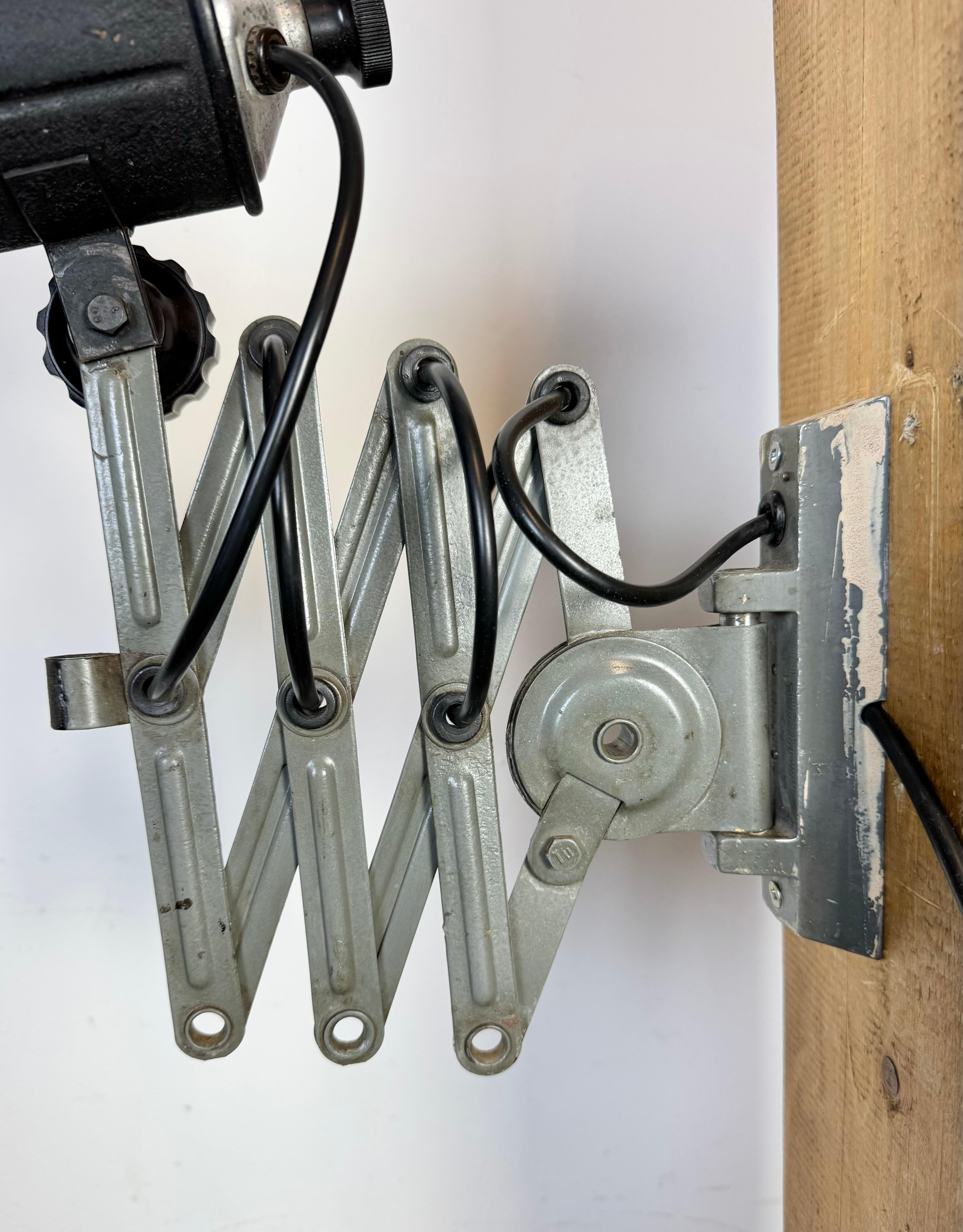 Lampe murale industrielle à ciseau en émail noir, années 1950 en vente 3