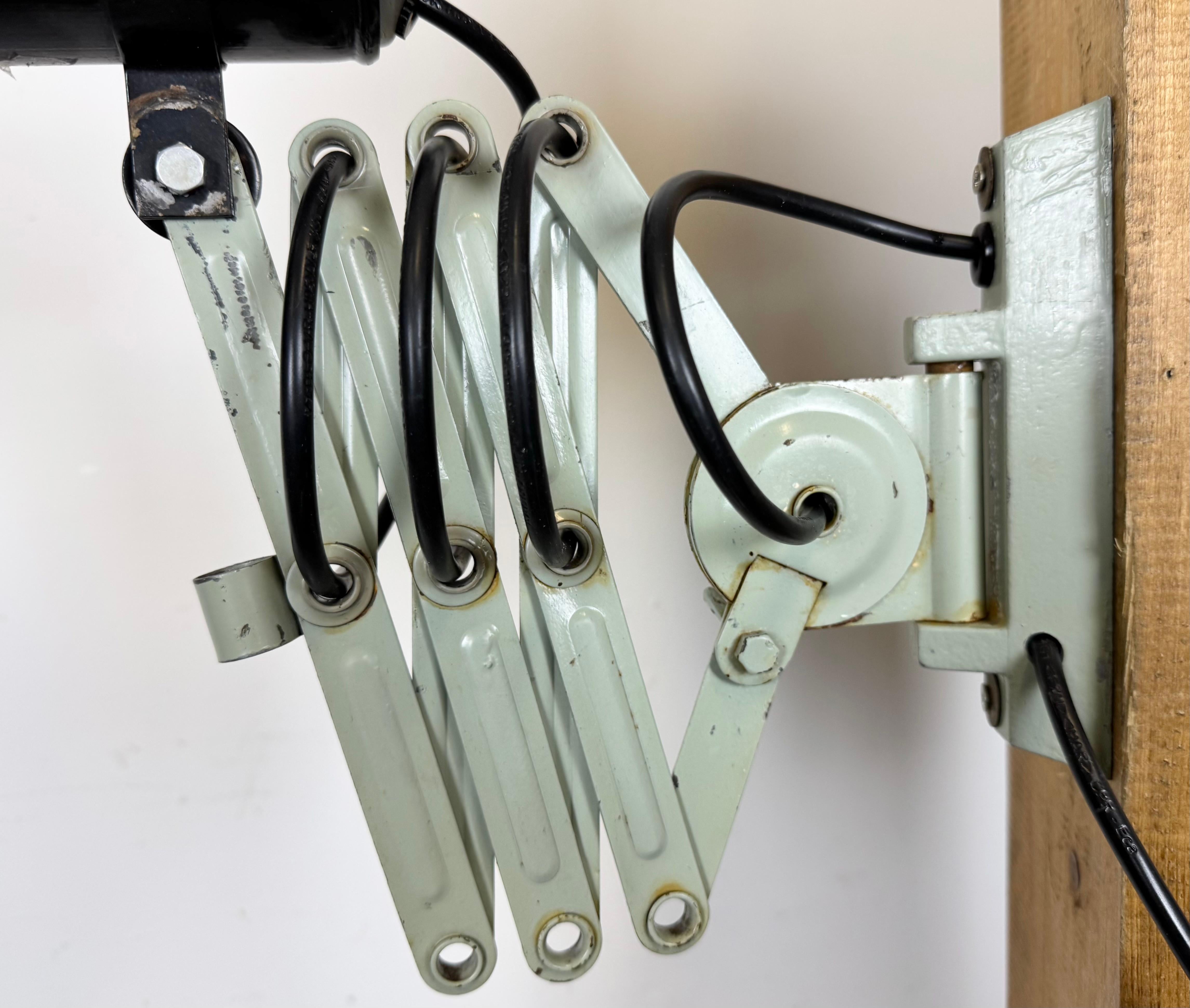 Lampe murale industrielle à ciseau en émail noir, années 1950 en vente 3
