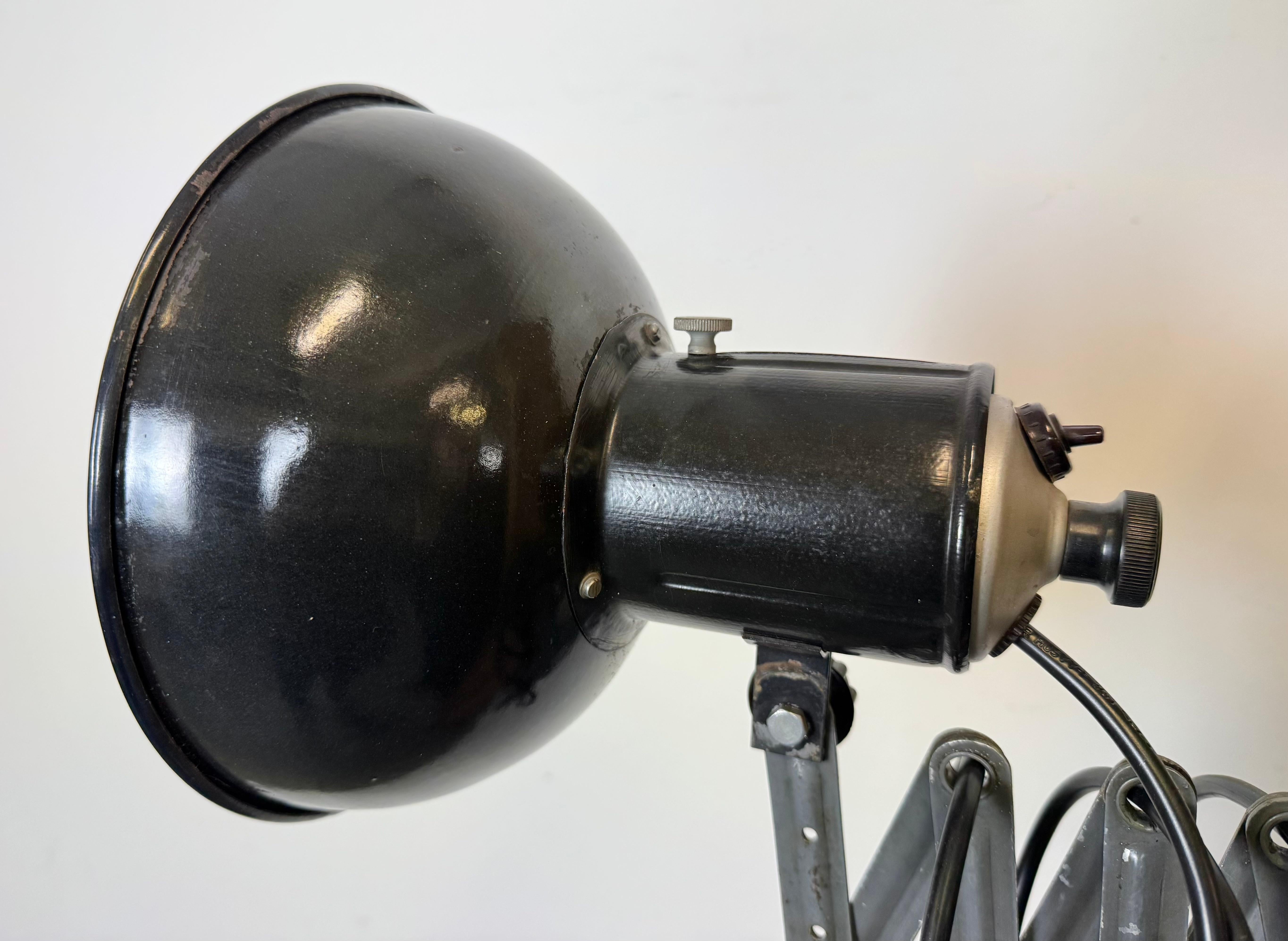 Lampe murale industrielle à ciseau en émail noir, années 1950 en vente 3