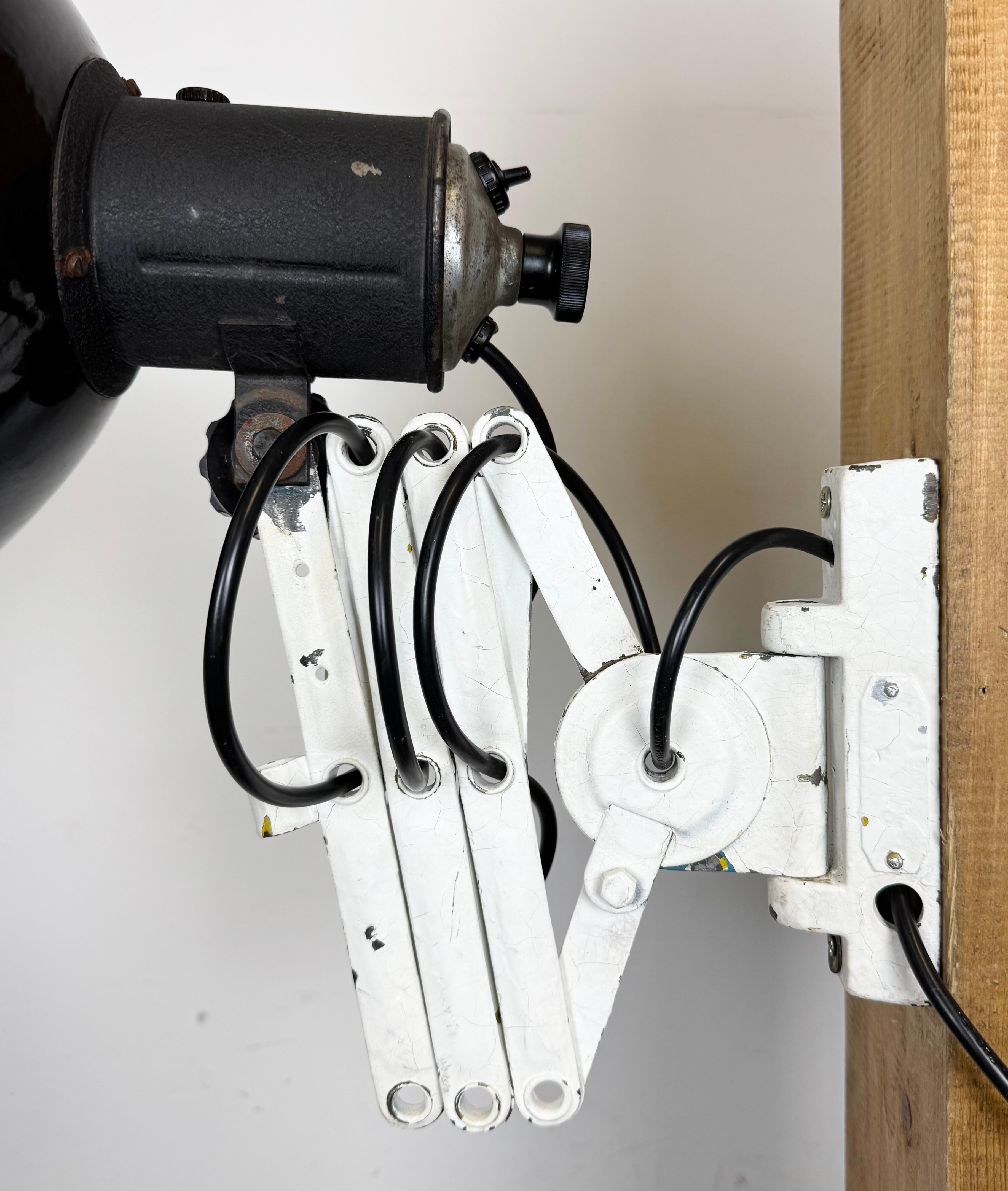 Lampe murale industrielle à ciseau en émail noir, années 1950 en vente 4