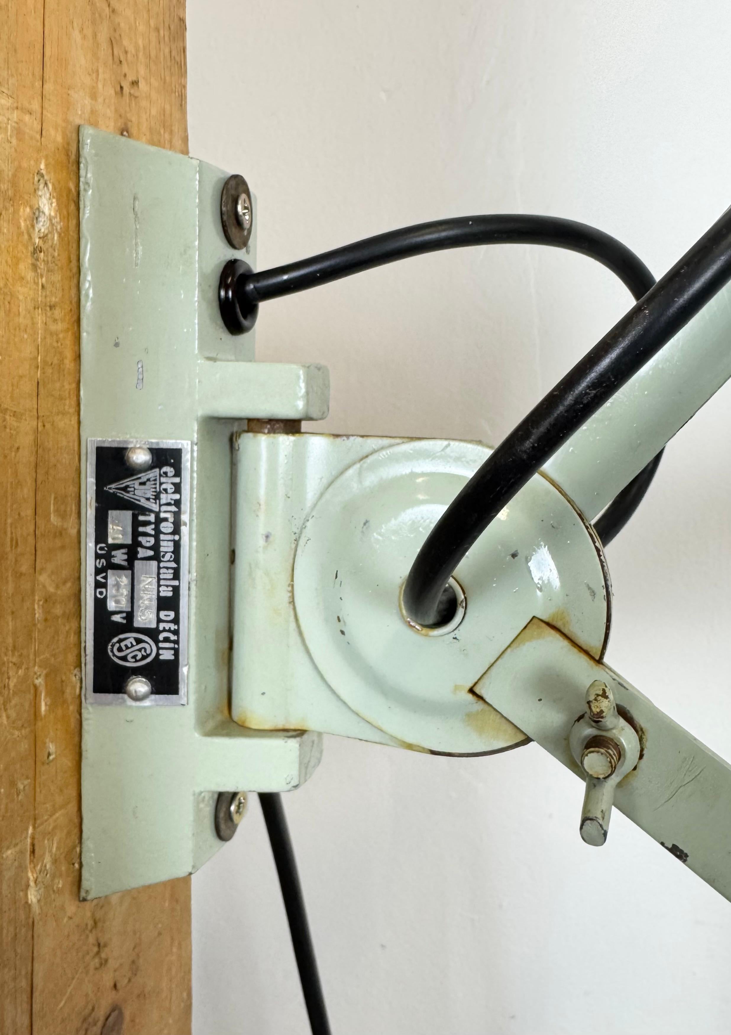Lampe murale industrielle à ciseau en émail noir, années 1950 en vente 4