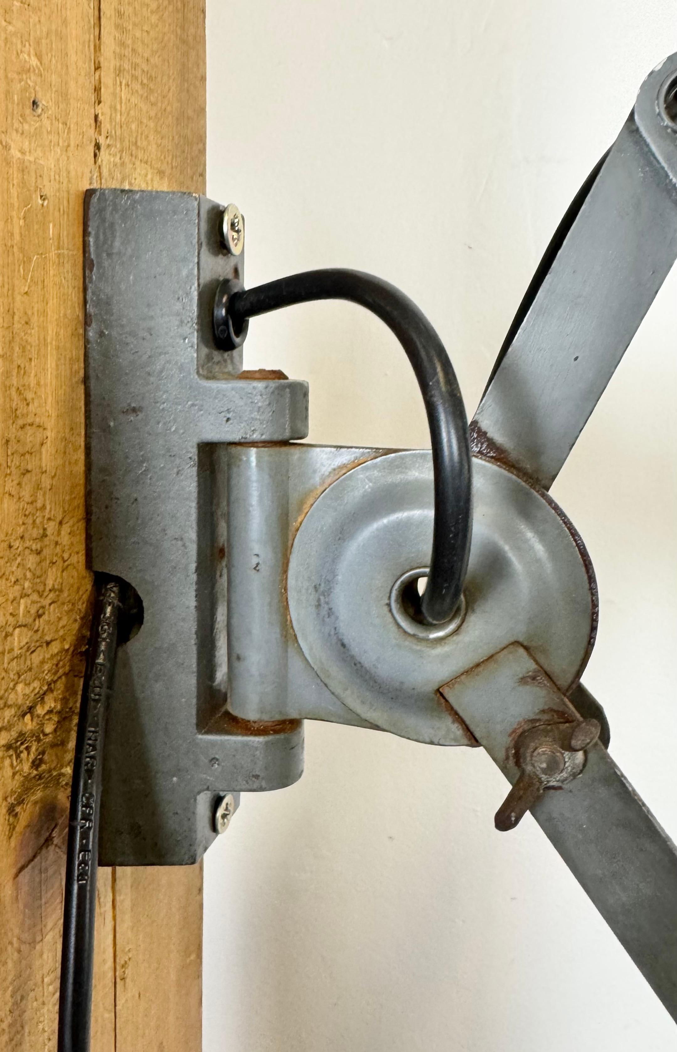 Lampe murale industrielle à ciseau en émail noir, années 1950 en vente 4