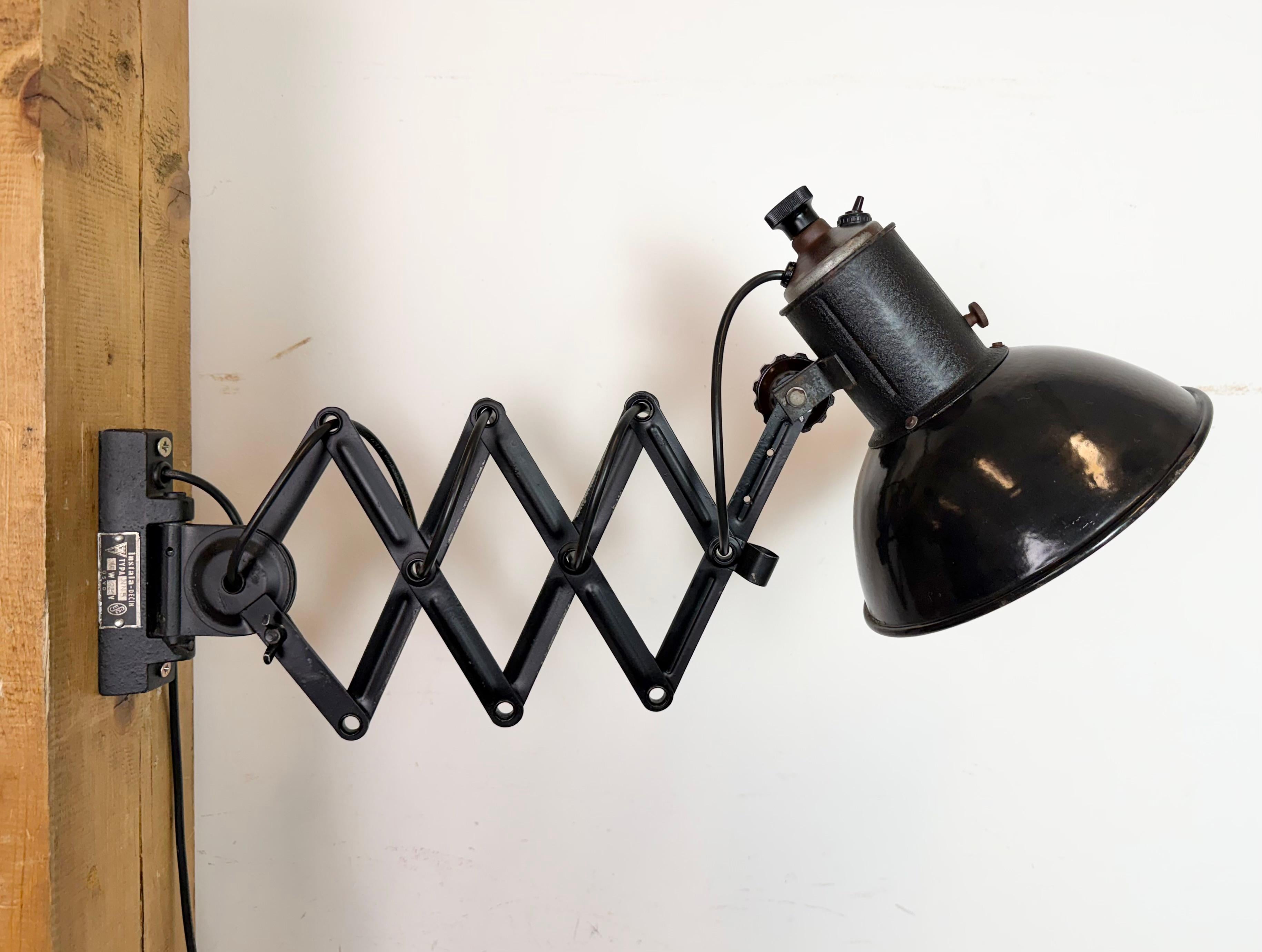 Lámpara de pared industrial de tijera de esmalte negro, años 50 en venta 4