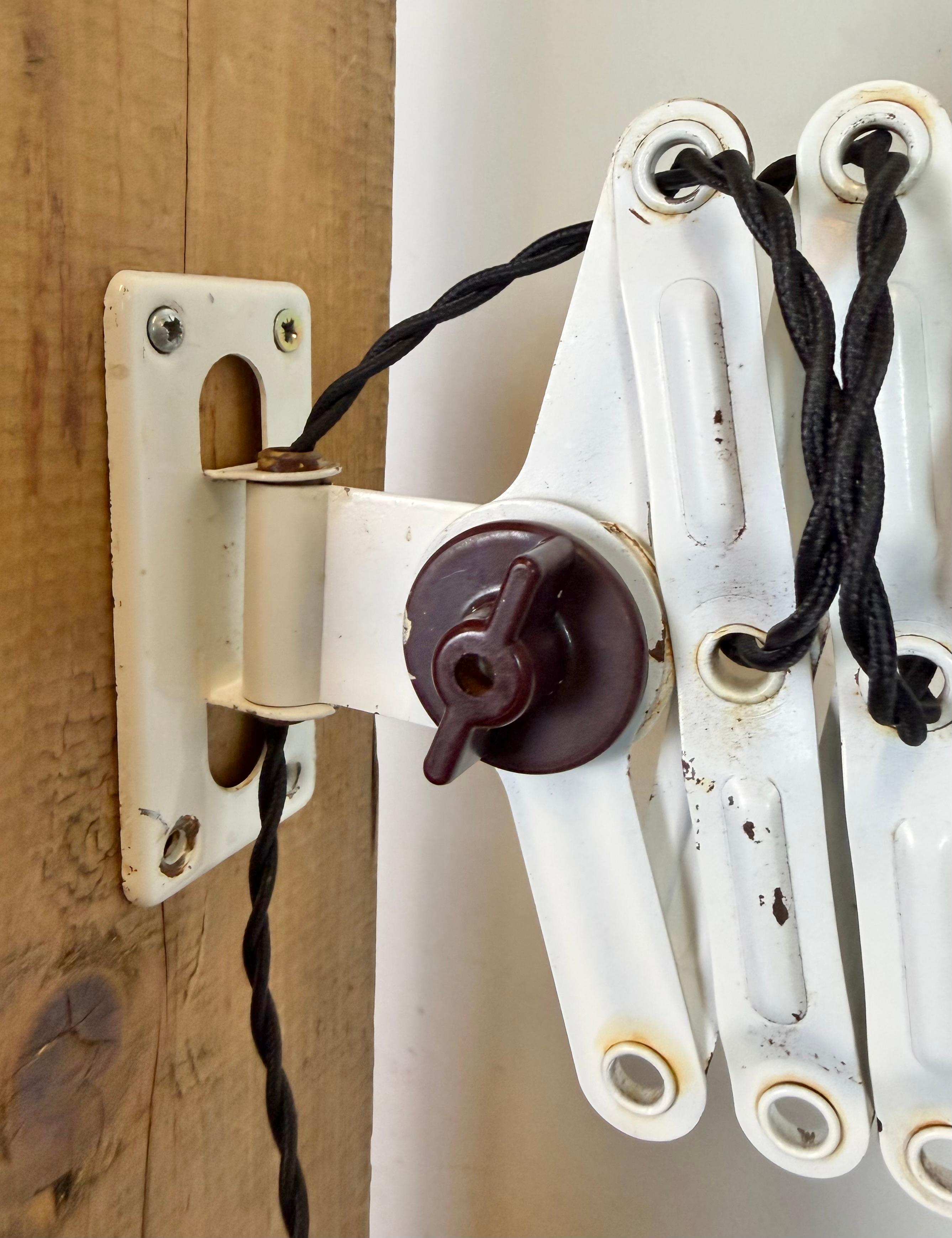 Lámpara de pared industrial de tijera de esmalte negro, años 1950 en venta 4