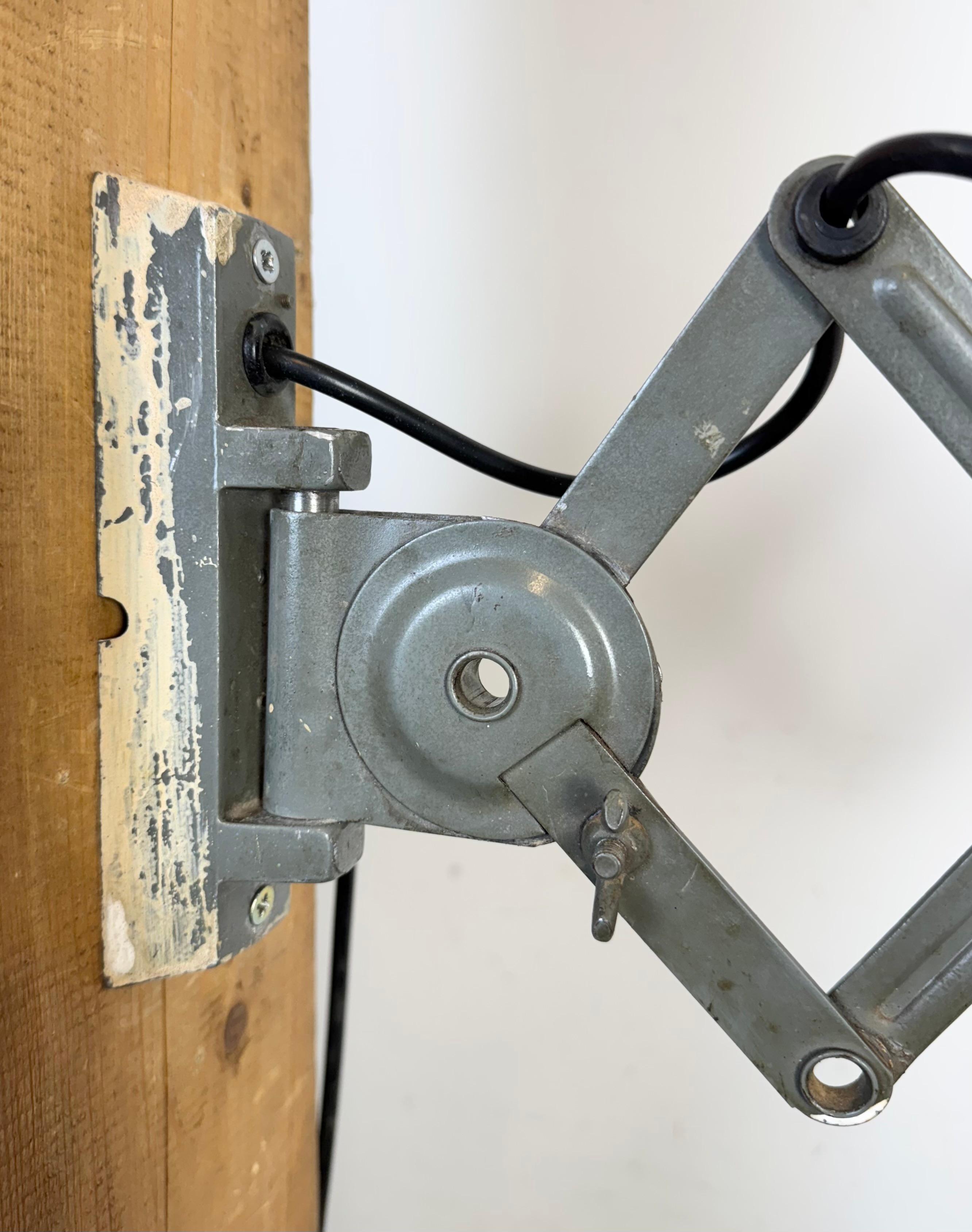 Lampe murale industrielle à ciseau en émail noir, années 1950 en vente 5