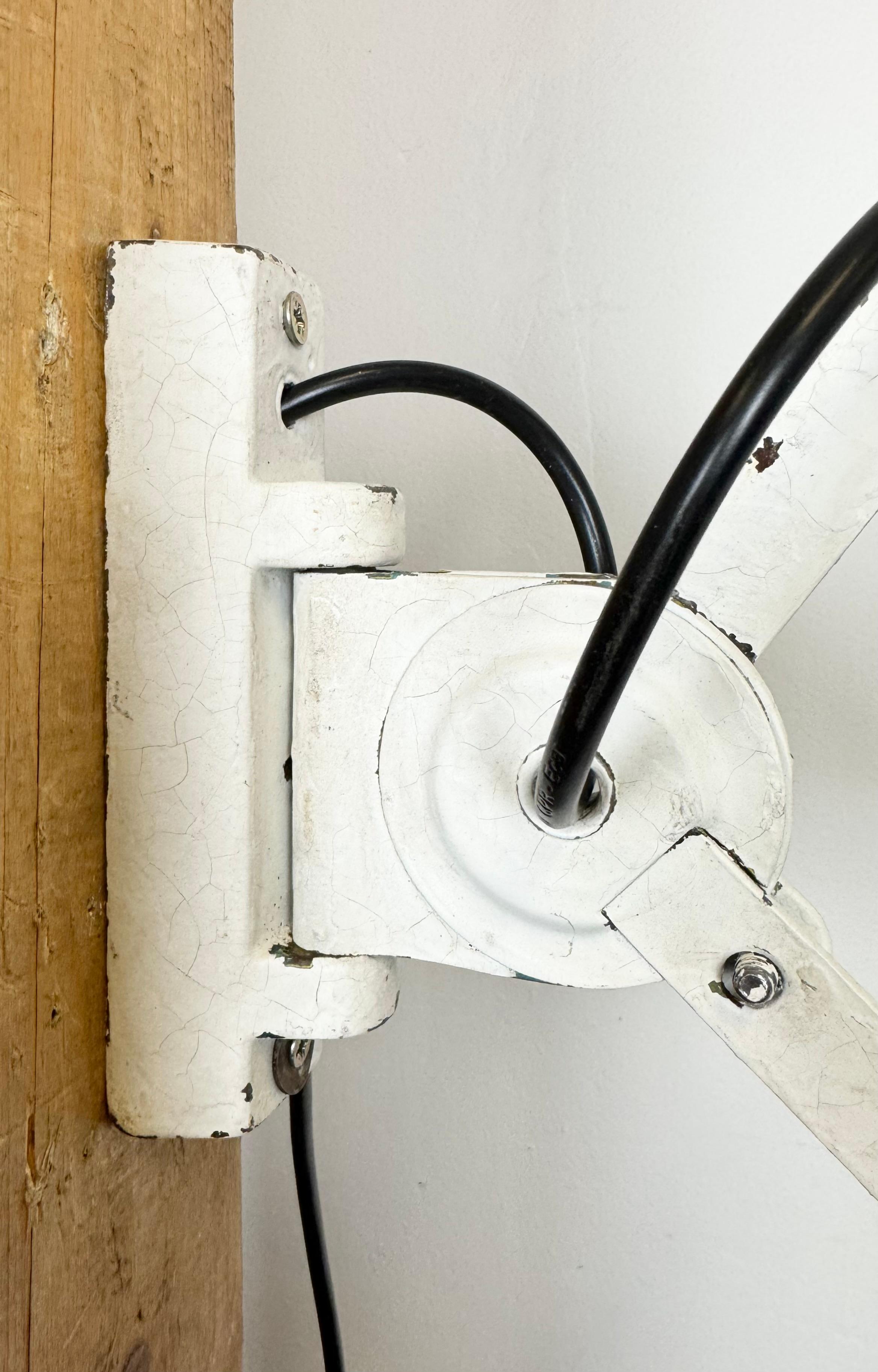 Lampe murale industrielle à ciseau en émail noir, années 1950 en vente 5