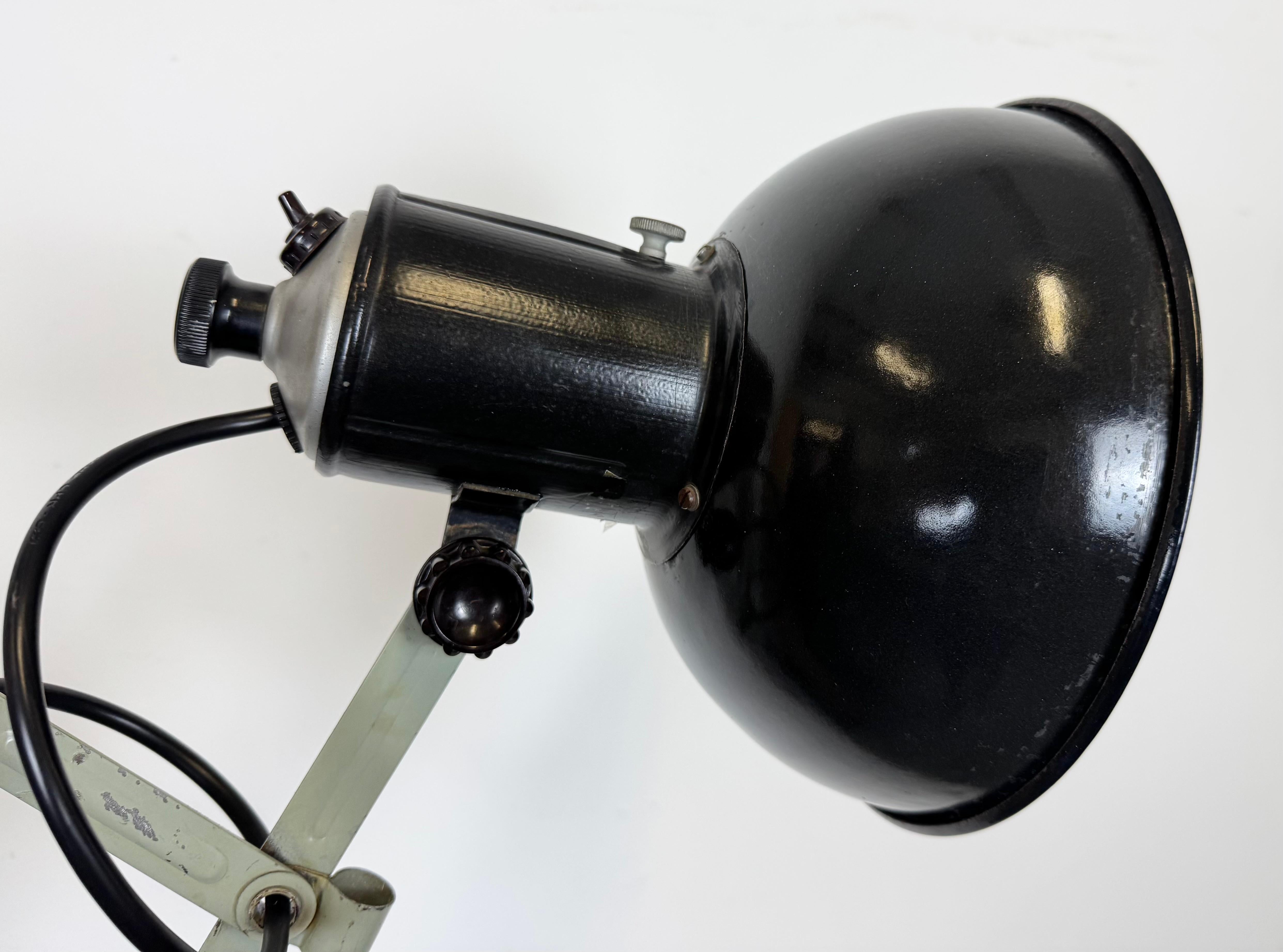 Lampe murale industrielle à ciseau en émail noir, années 1950 en vente 5