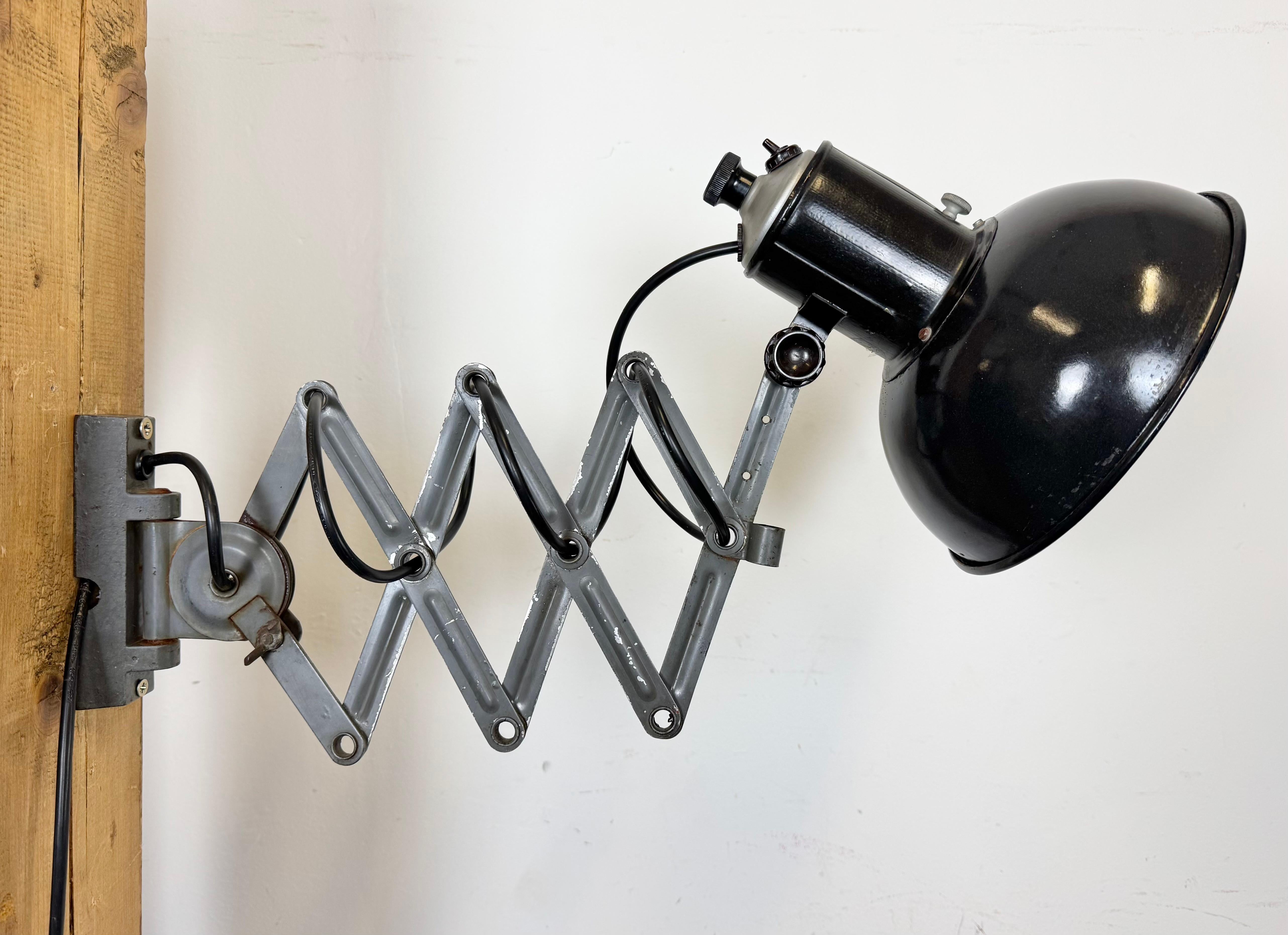 Lampe murale industrielle à ciseau en émail noir, années 1950 en vente 5