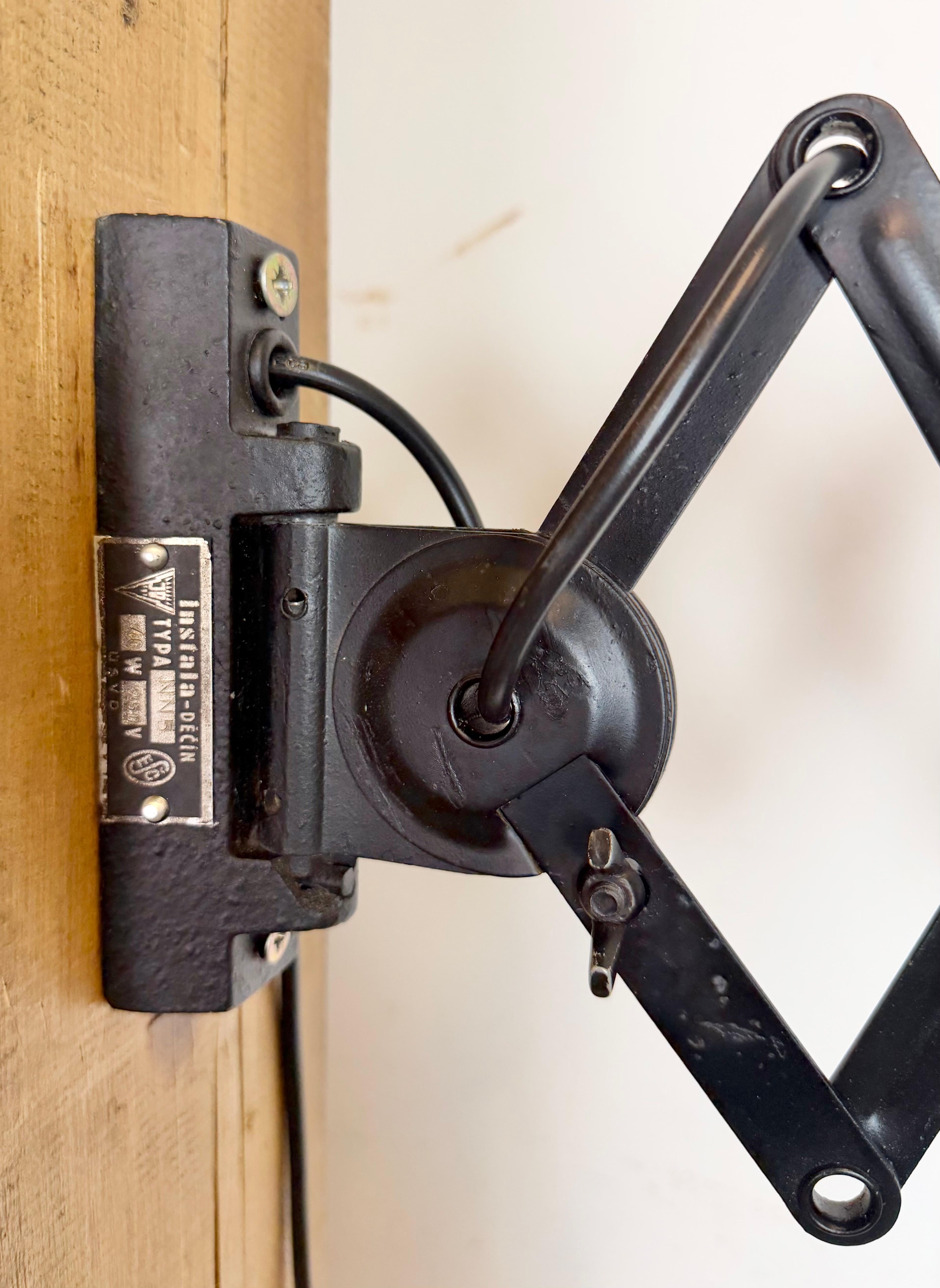 Lámpara de pared industrial de tijera de esmalte negro, años 50 en venta 5