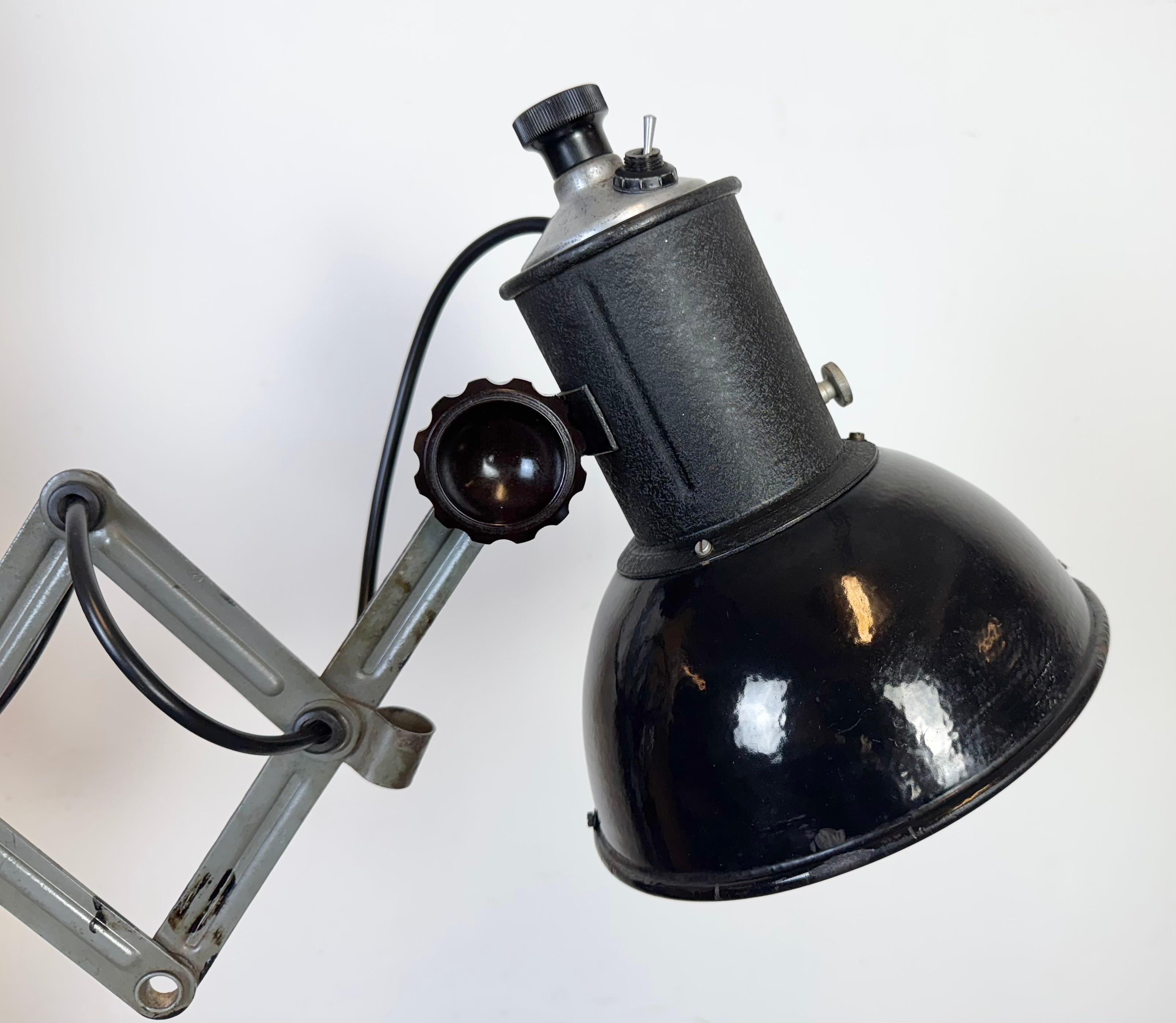 Lampe murale industrielle à ciseau en émail noir, années 1950 en vente 6