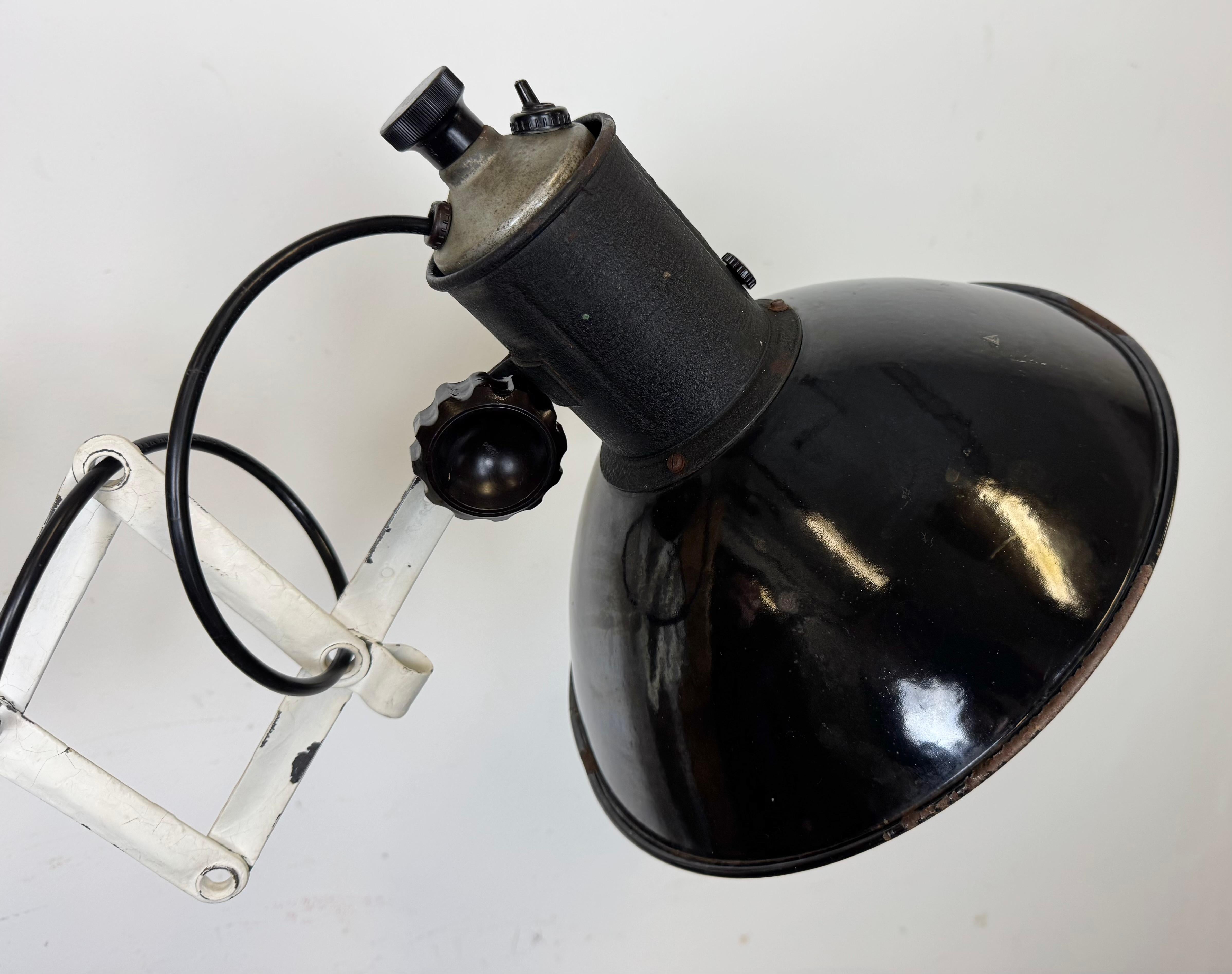 Lampe murale industrielle à ciseau en émail noir, années 1950 en vente 6