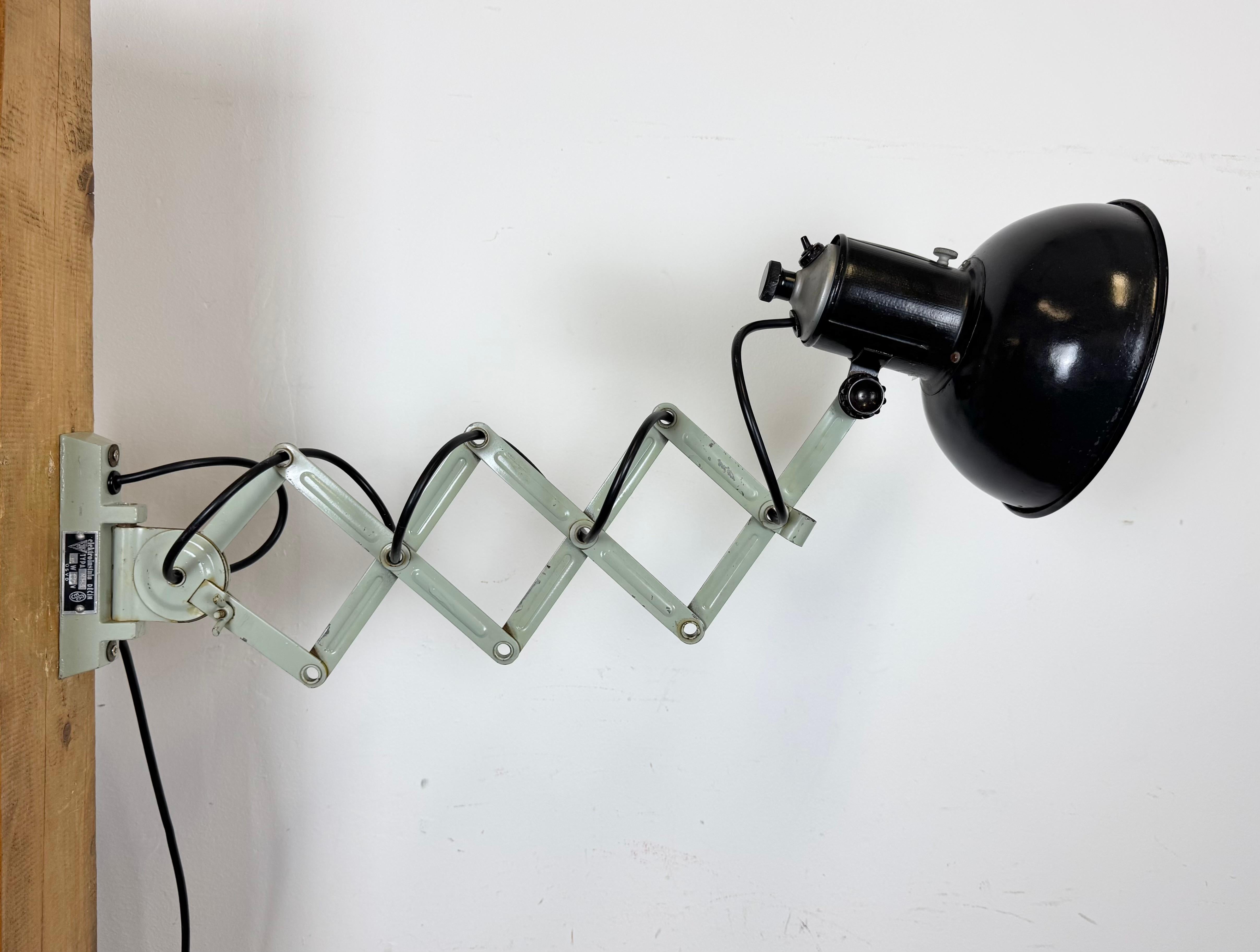 Lampe murale industrielle à ciseau en émail noir, années 1950 en vente 6