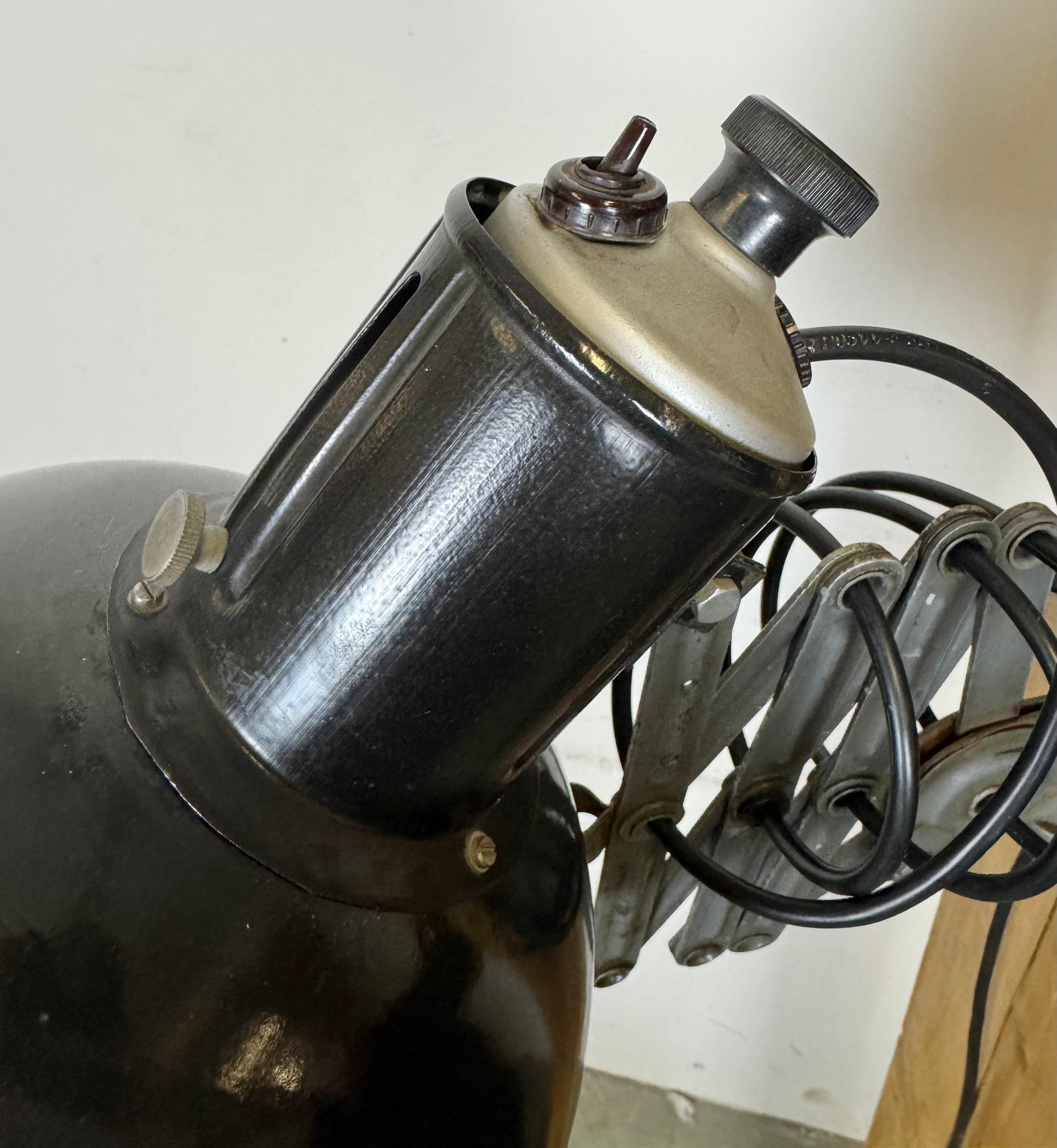 Lampe murale industrielle à ciseau en émail noir, années 1950 en vente 6