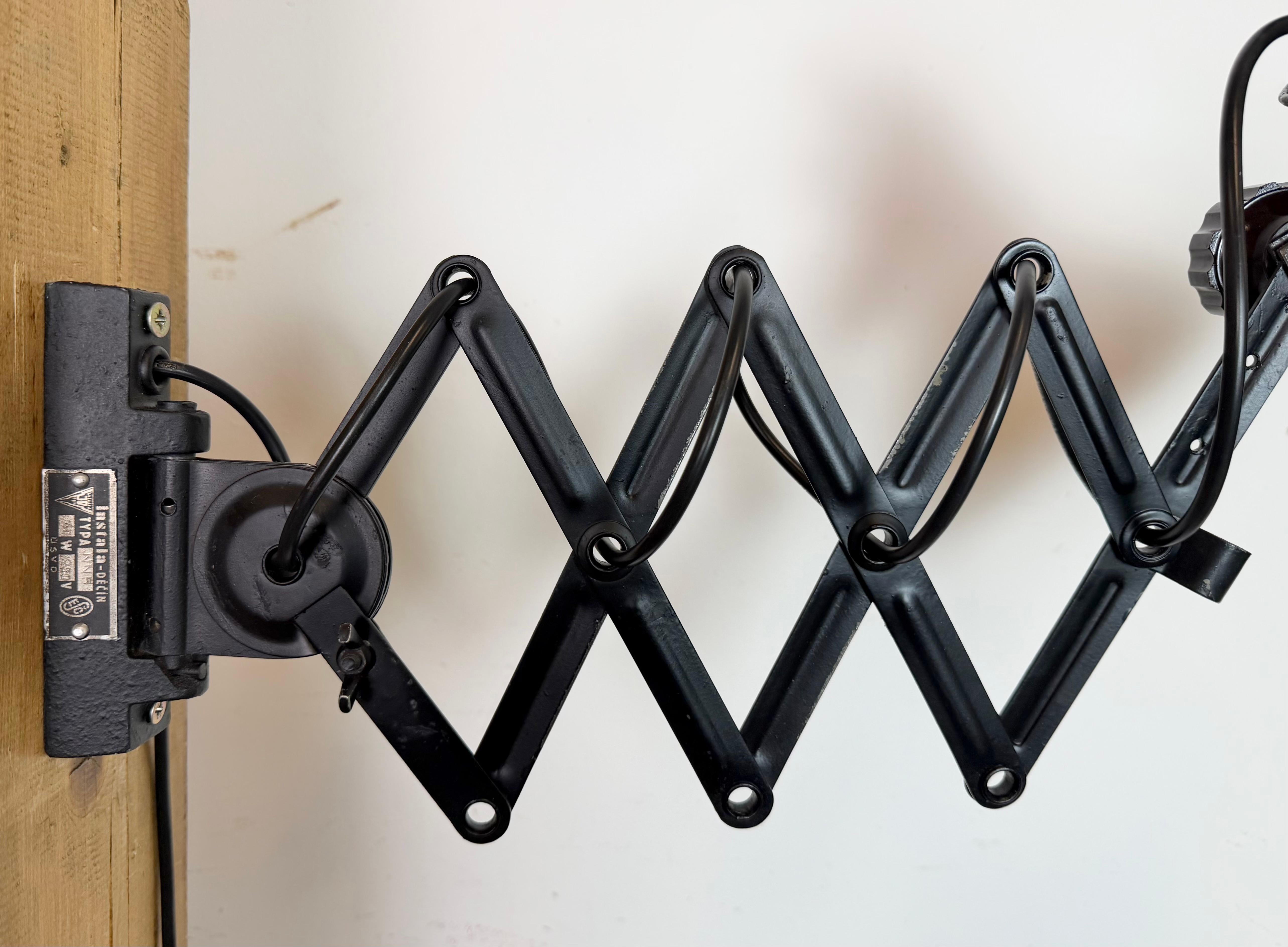 Lámpara de pared industrial de tijera de esmalte negro, años 50 en venta 6