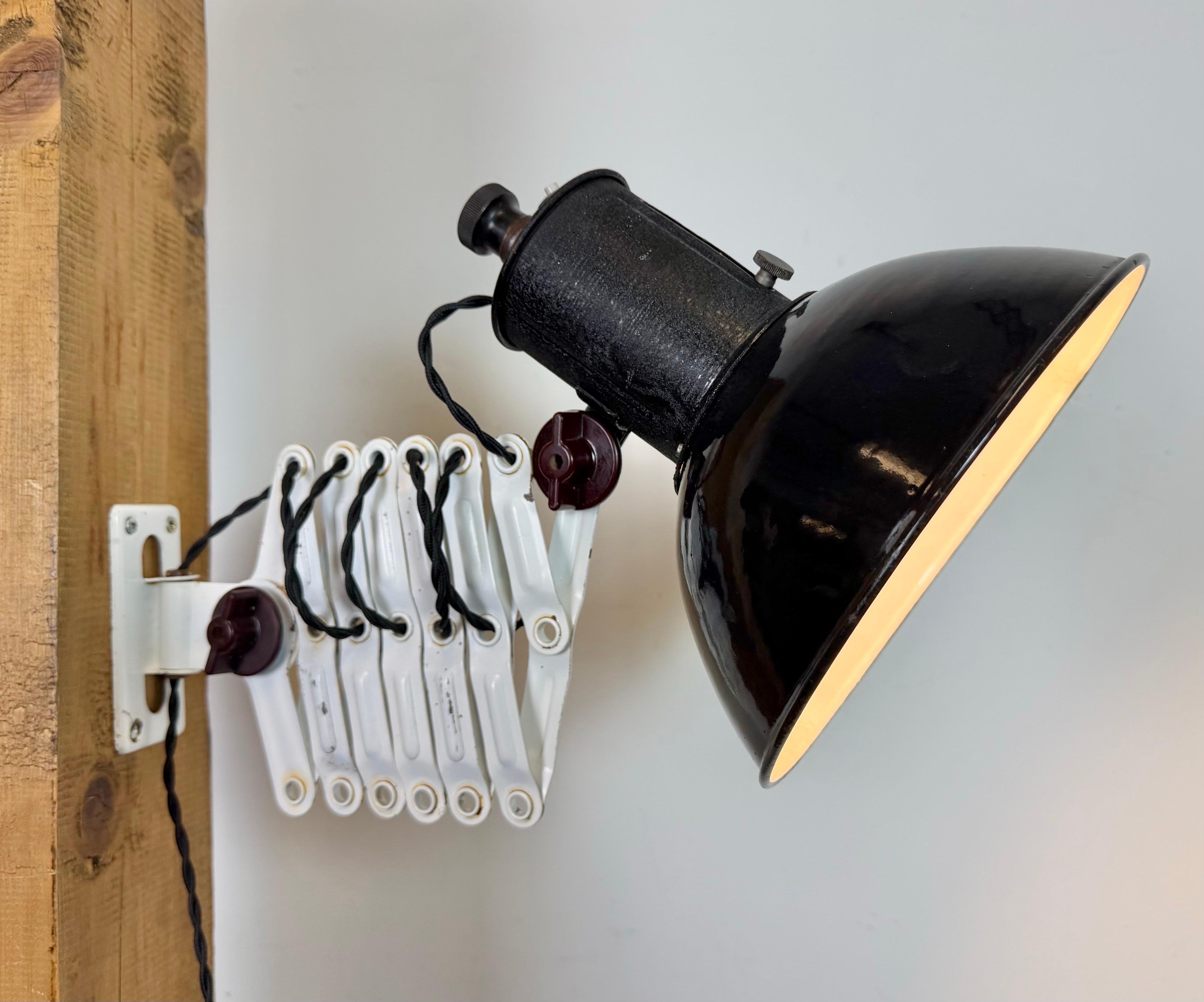 Lámpara de pared industrial de tijera de esmalte negro, años 1950 en venta 6