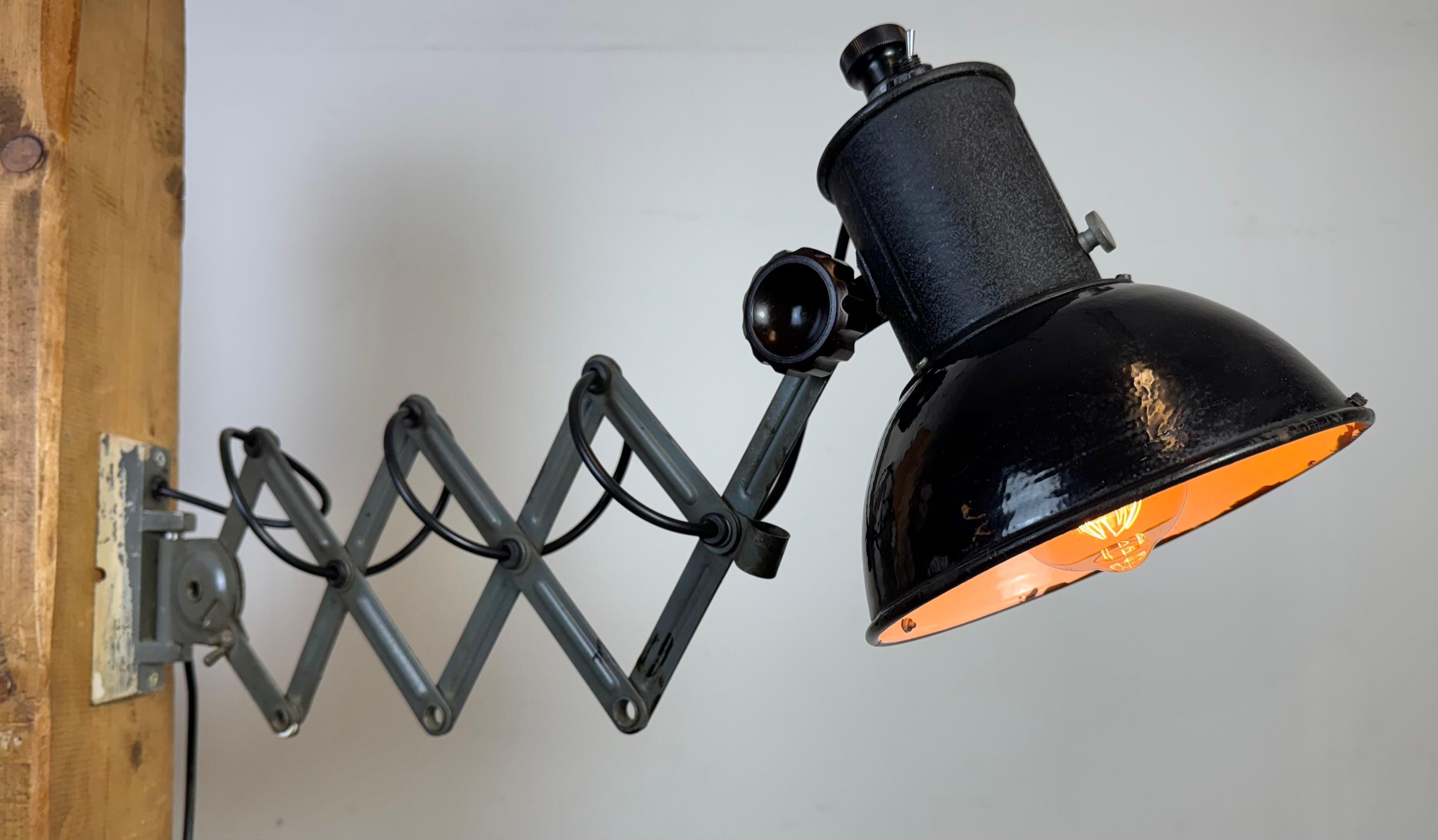 Lampe murale industrielle à ciseau en émail noir, années 1950 en vente 7
