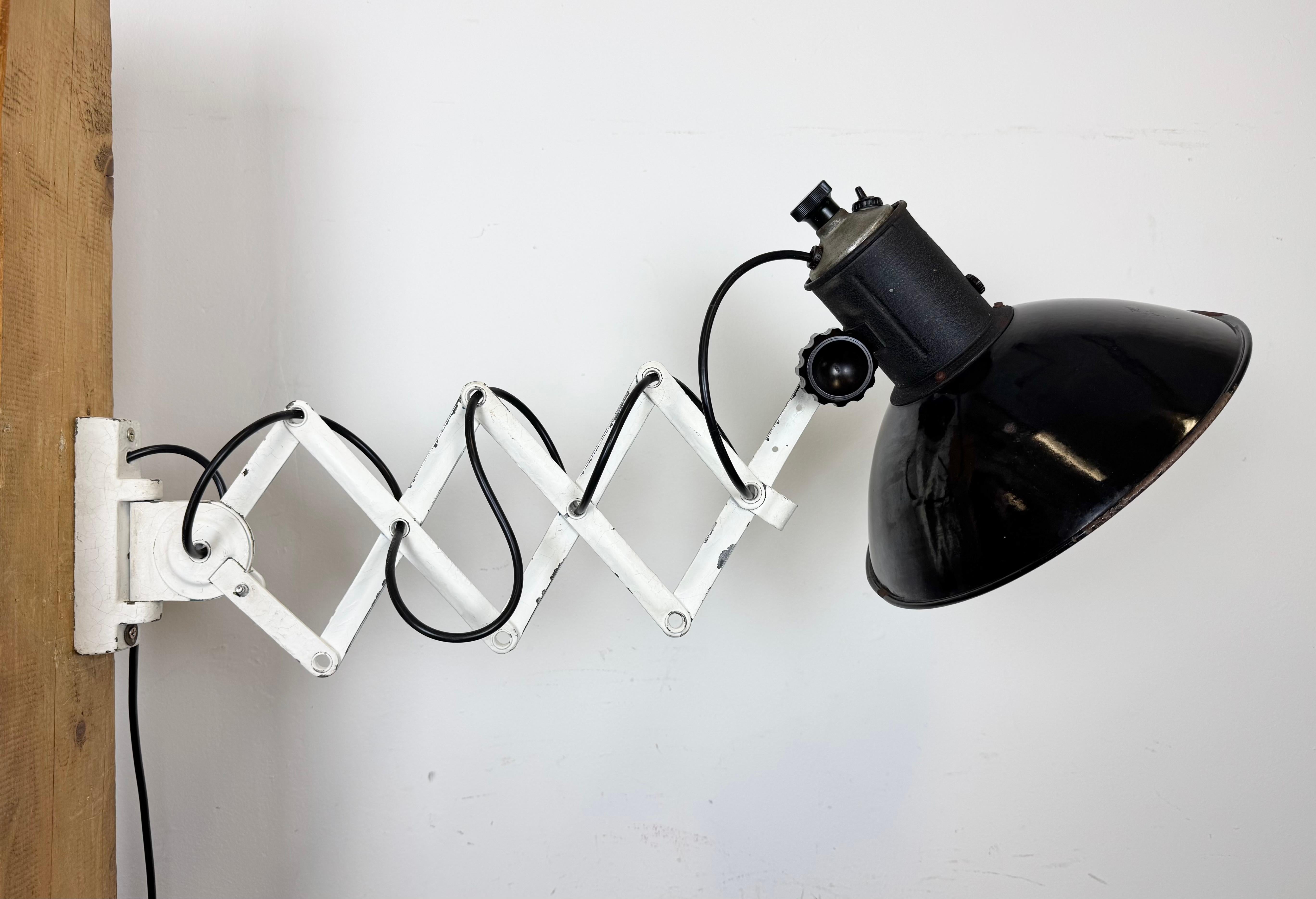 Lampe murale industrielle à ciseau en émail noir, années 1950 en vente 7