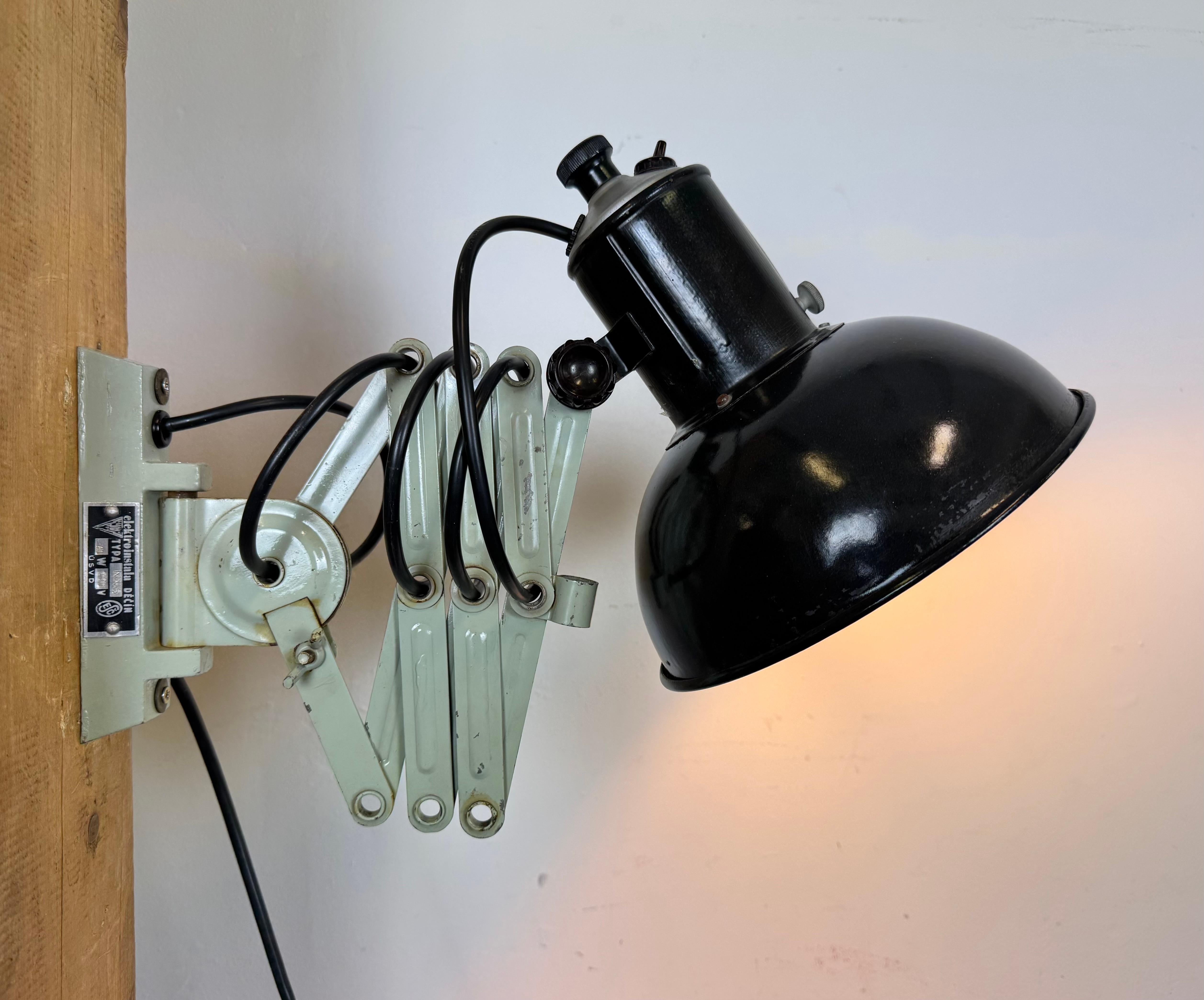 Lampe murale industrielle à ciseau en émail noir, années 1950 en vente 7
