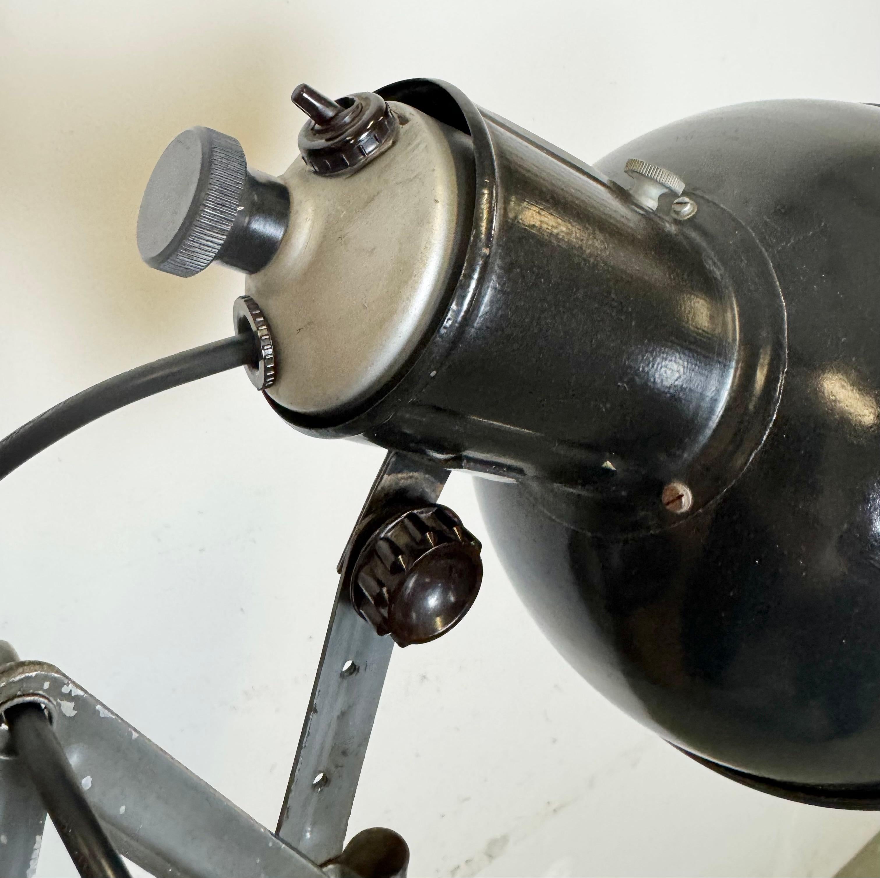 Lampe murale industrielle à ciseau en émail noir, années 1950 en vente 7