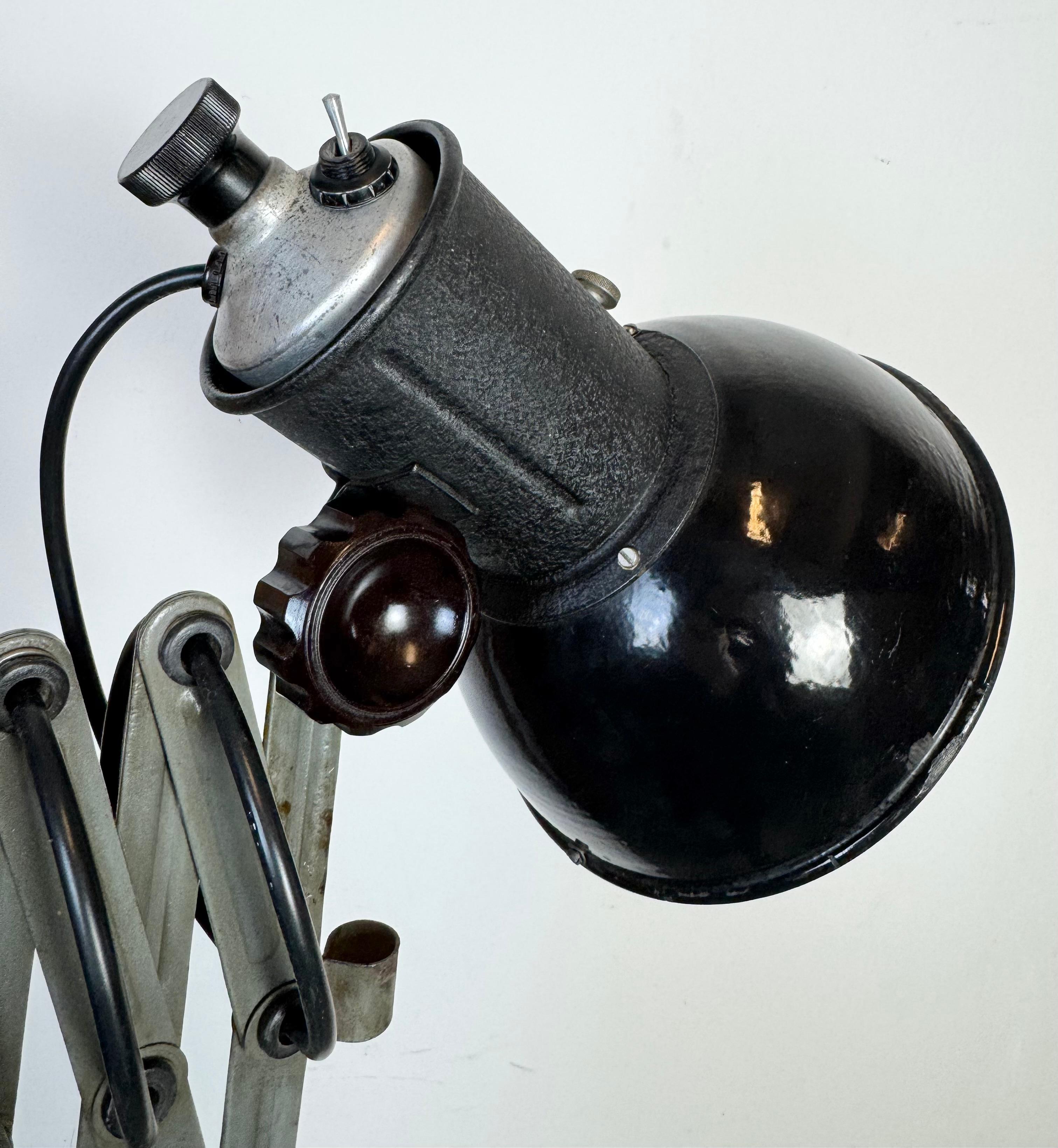 Lampe murale industrielle à ciseau en émail noir, années 1950 en vente 8