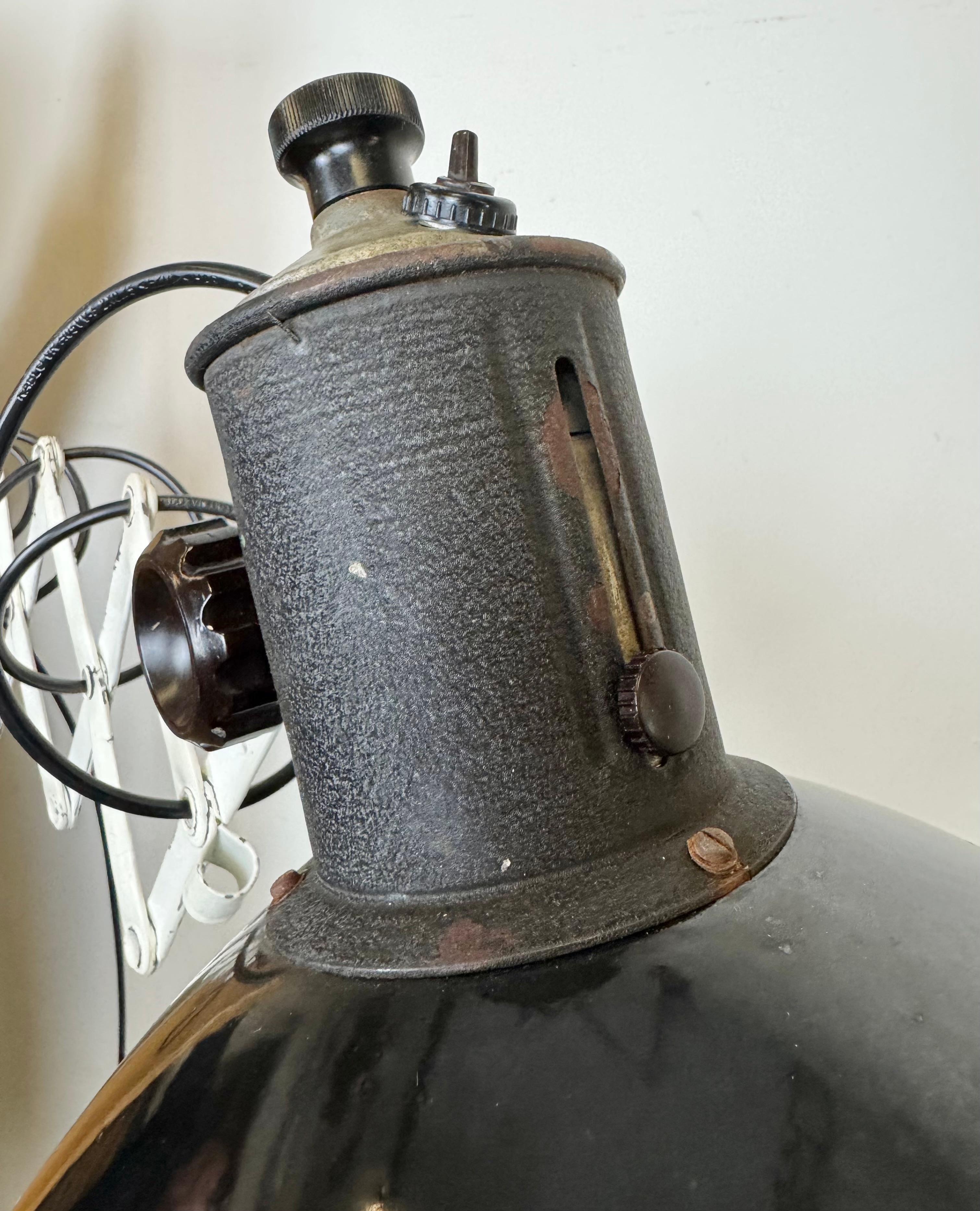 Lampe murale industrielle à ciseau en émail noir, années 1950 en vente 8