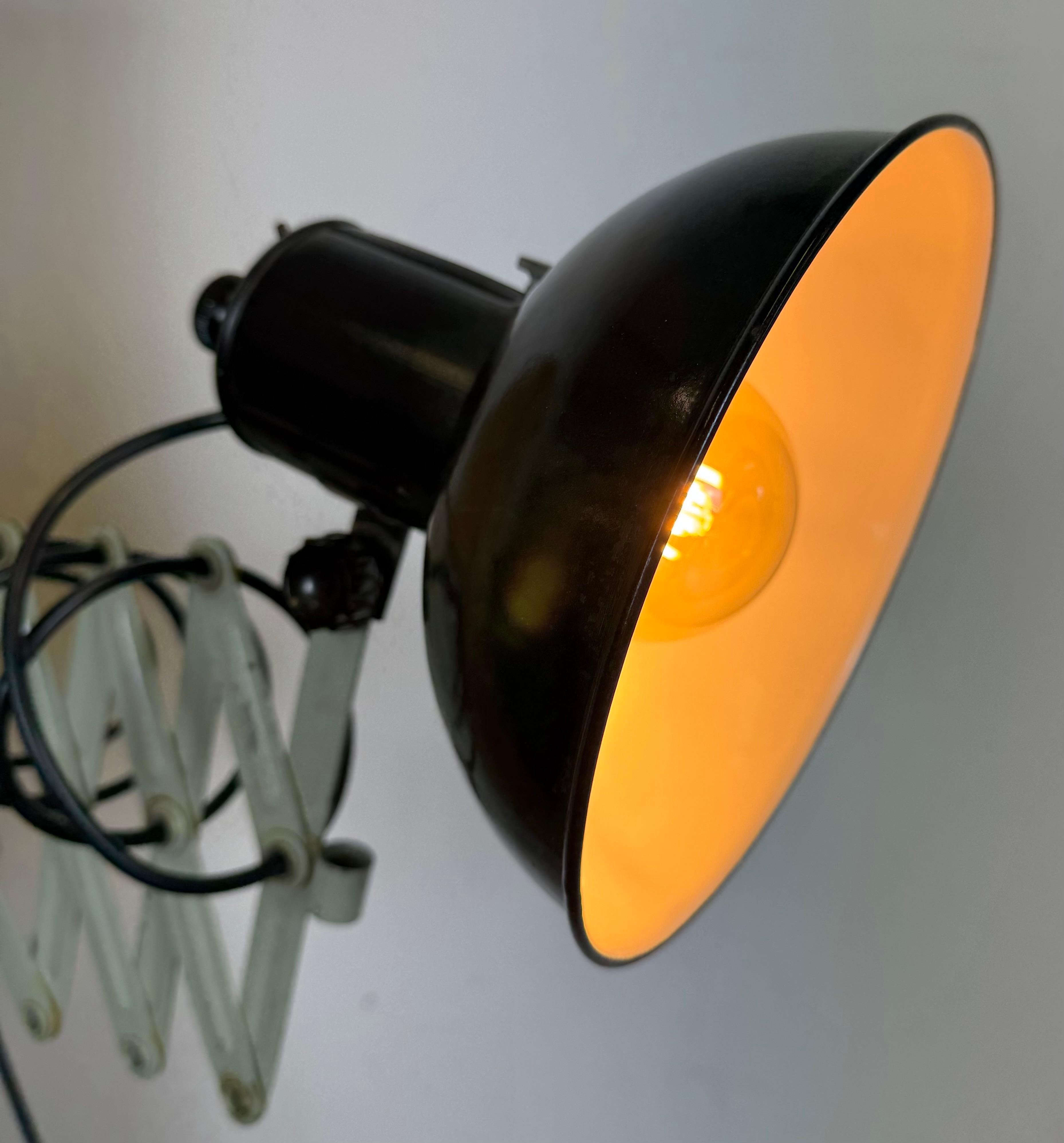 Lampe murale industrielle à ciseau en émail noir, années 1950 en vente 8