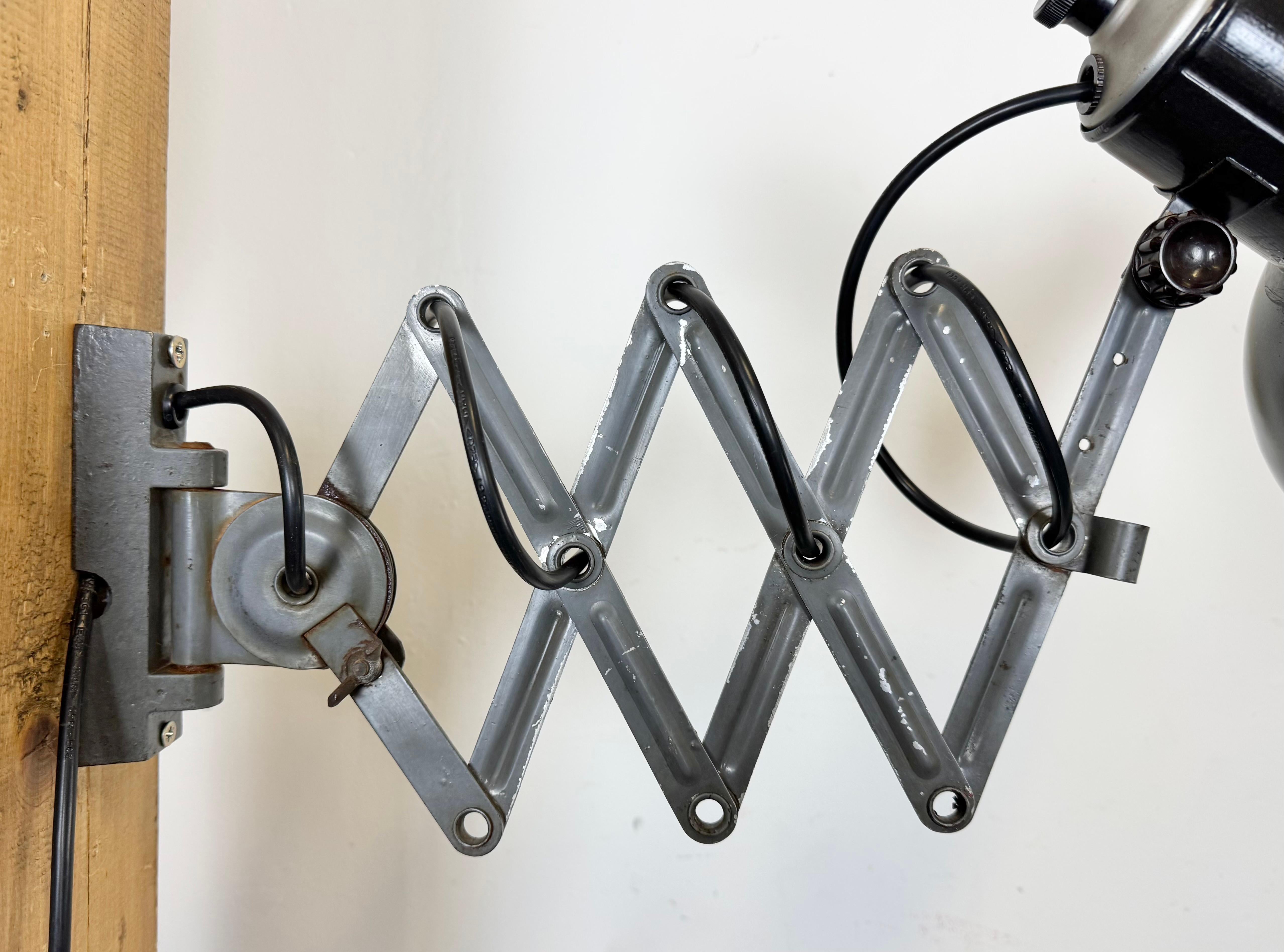 Lampe murale industrielle à ciseau en émail noir, années 1950 en vente 8