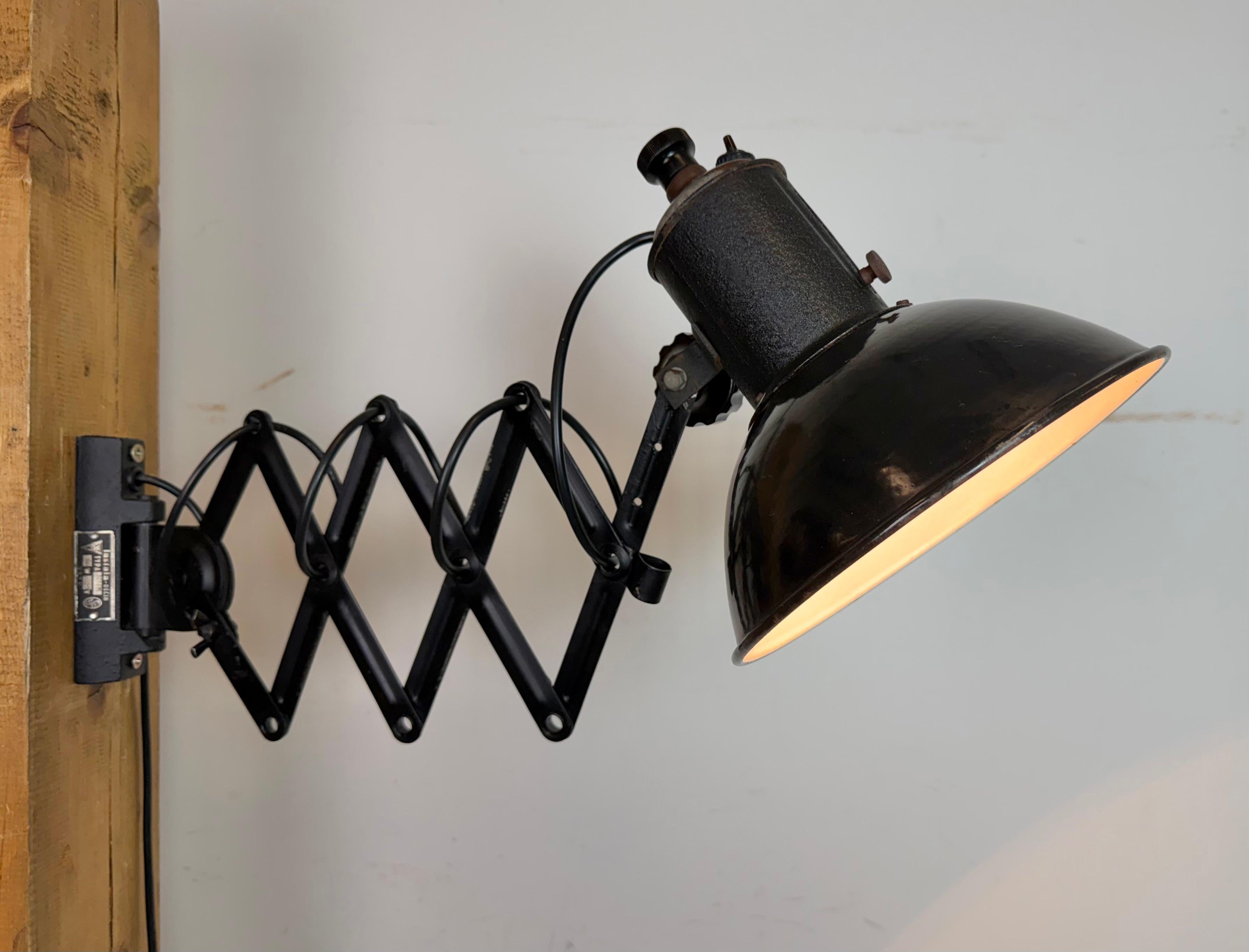 Lámpara de pared industrial de tijera de esmalte negro, años 50 en venta 8