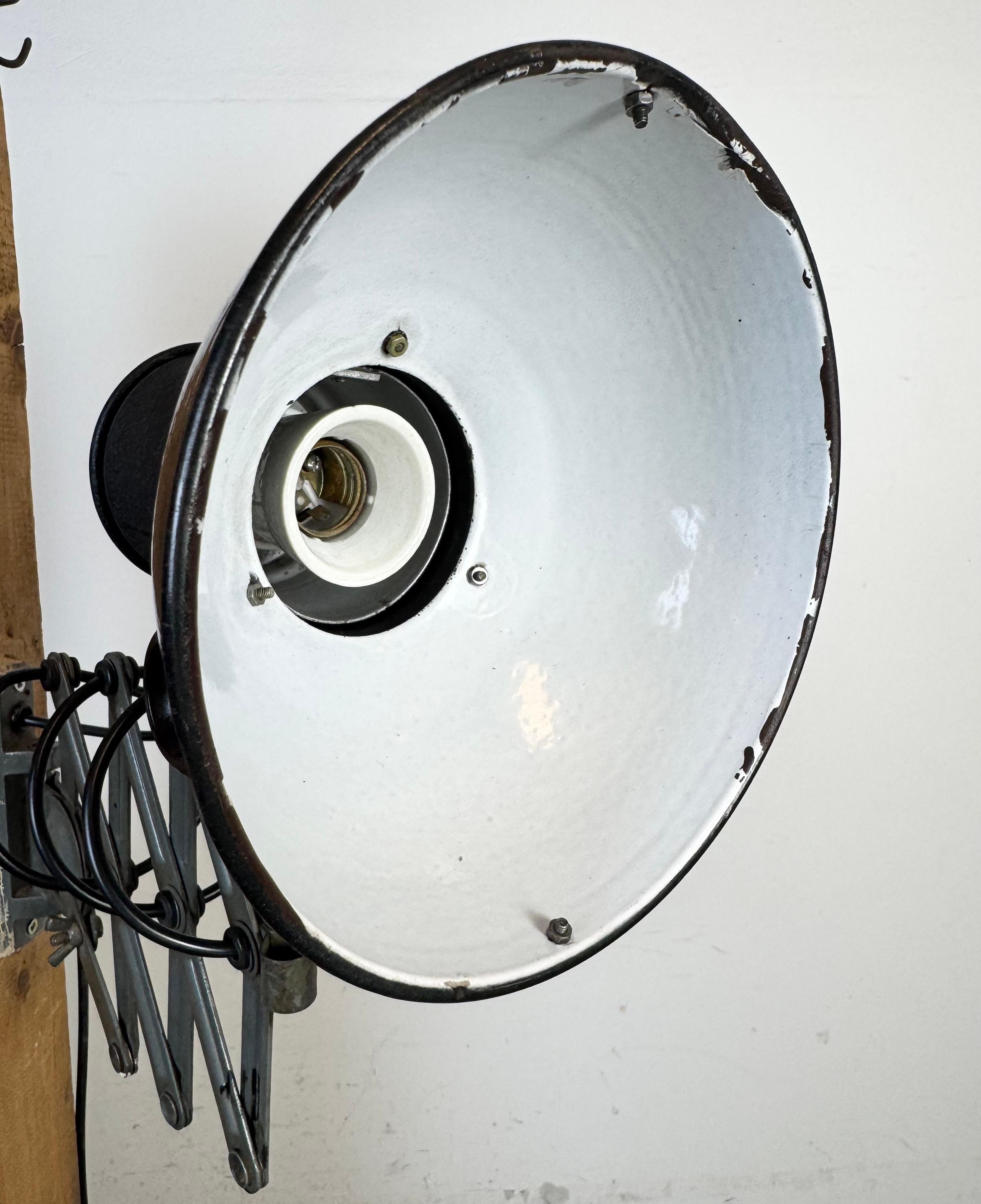 Lampe murale industrielle à ciseau en émail noir, années 1950 en vente 9