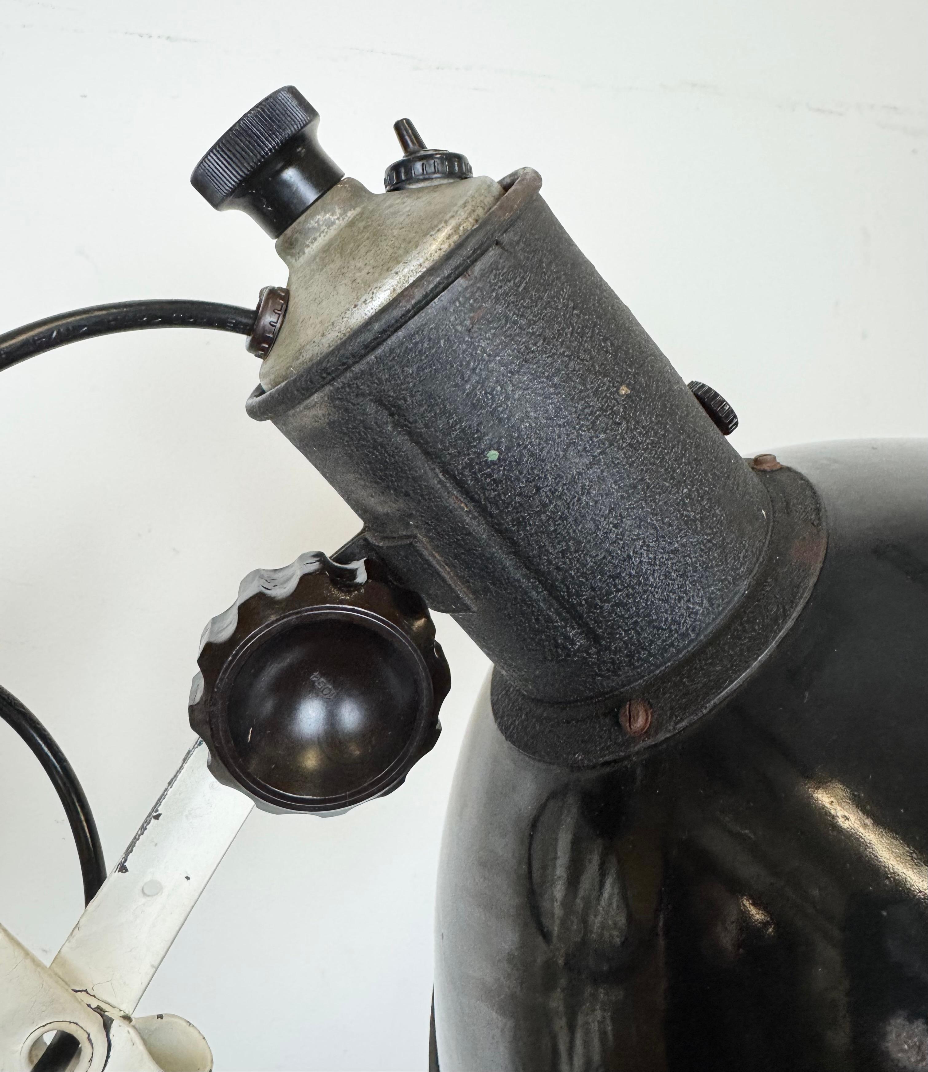 Lampe murale industrielle à ciseau en émail noir, années 1950 en vente 9