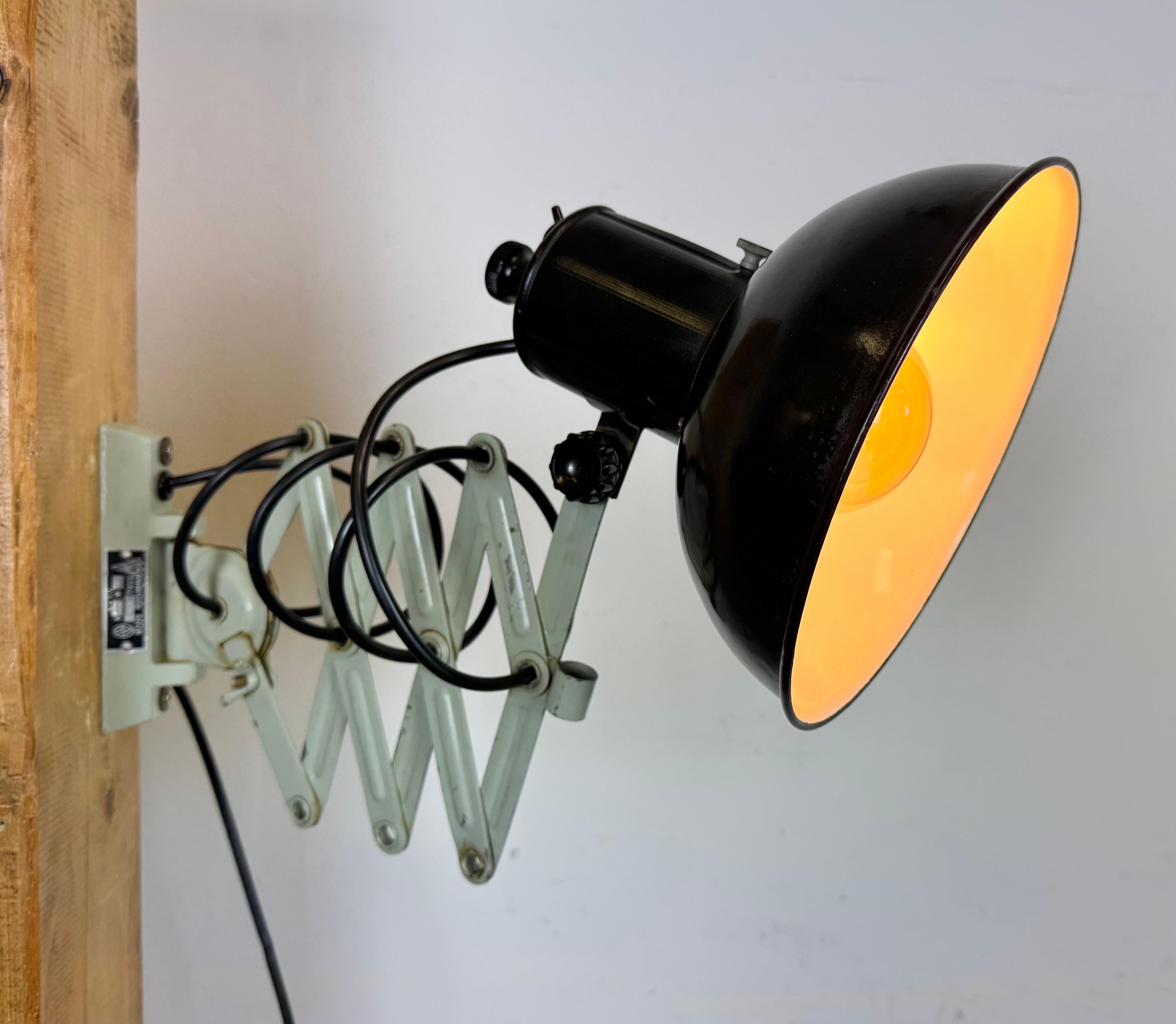 Lampe murale industrielle à ciseau en émail noir, années 1950 en vente 9
