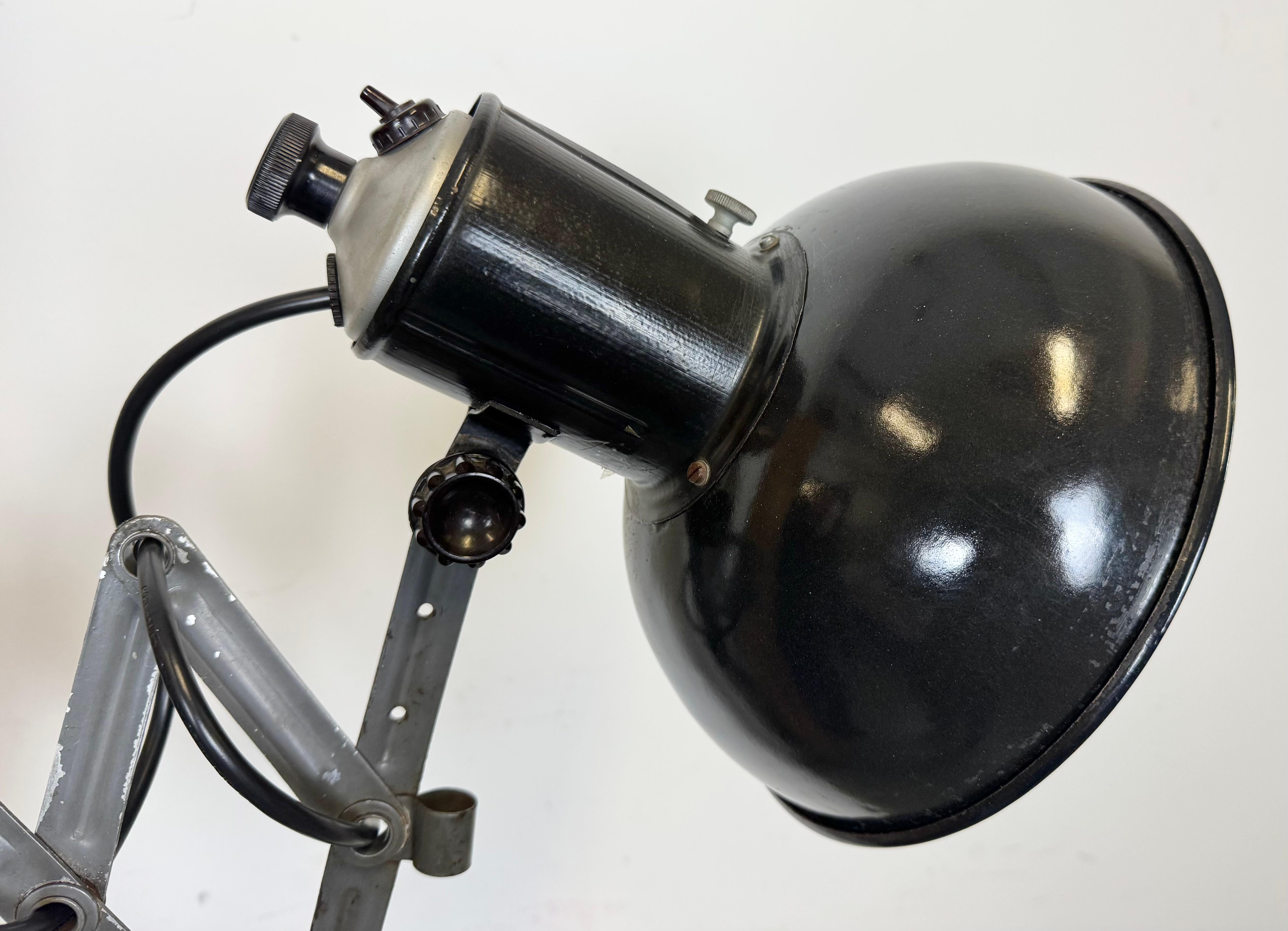 Lampe murale industrielle à ciseau en émail noir, années 1950 en vente 9