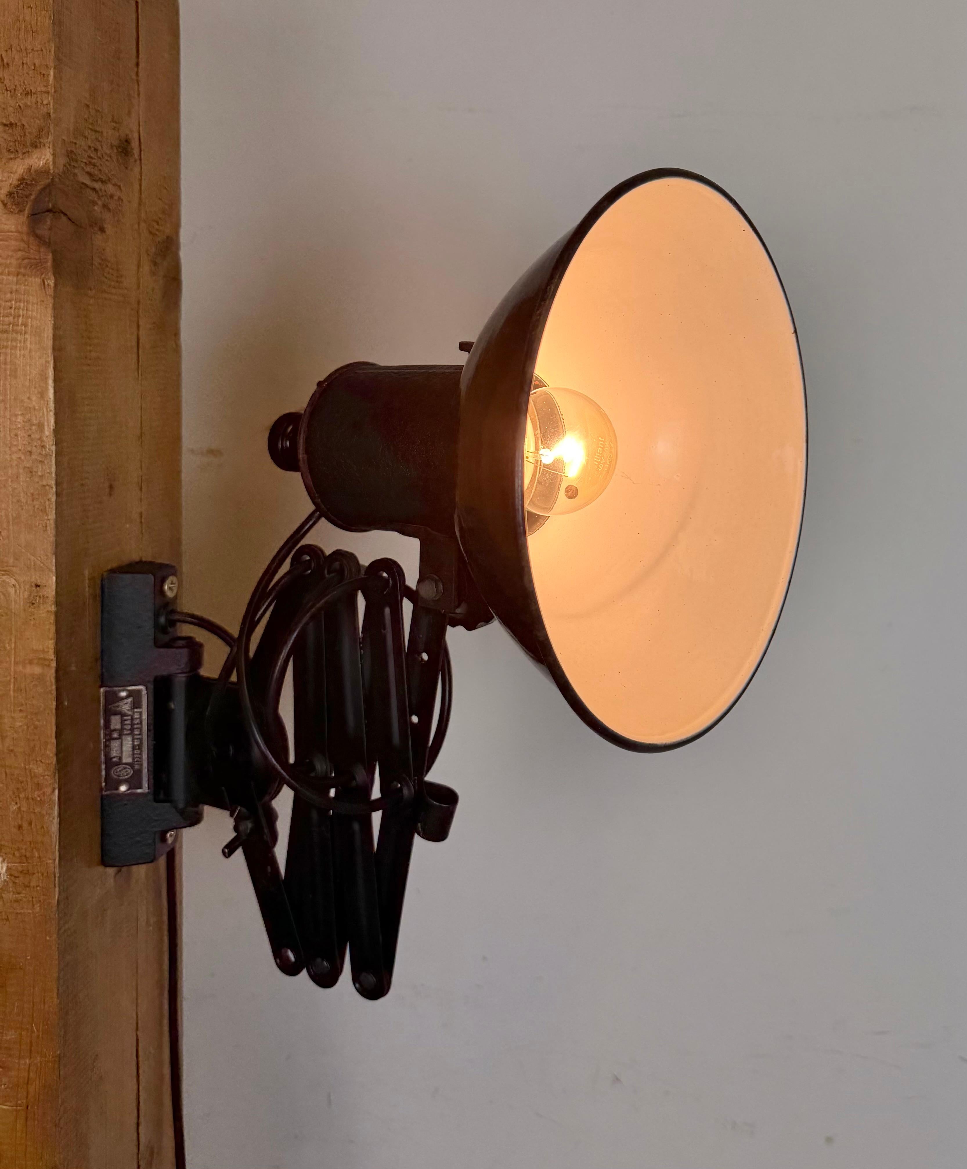 Lámpara de pared industrial de tijera de esmalte negro, años 50 en venta 9