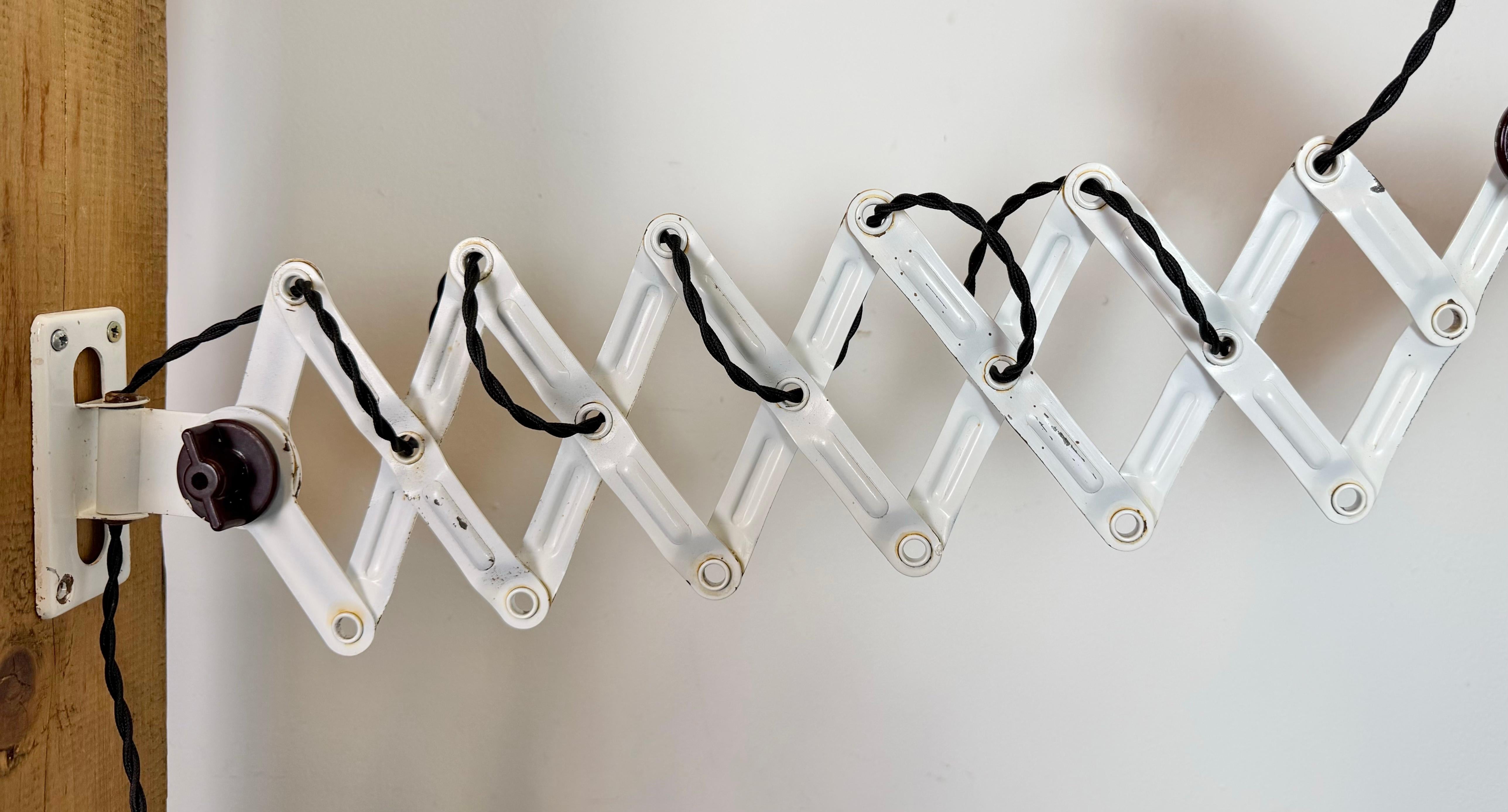 Lámpara de pared industrial de tijera de esmalte negro, años 1950 en venta 9