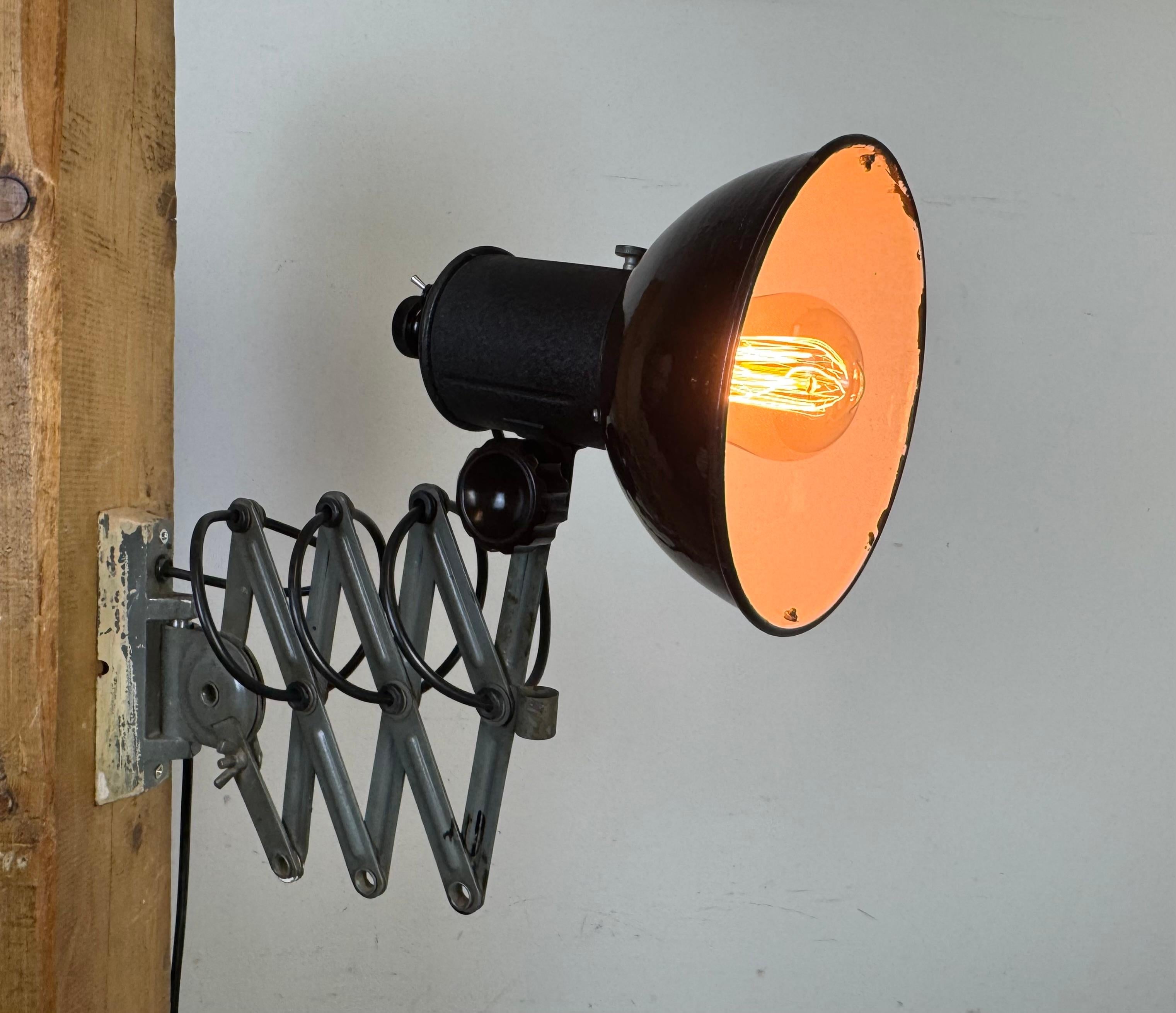 Lampe murale industrielle à ciseau en émail noir, années 1950 en vente 10