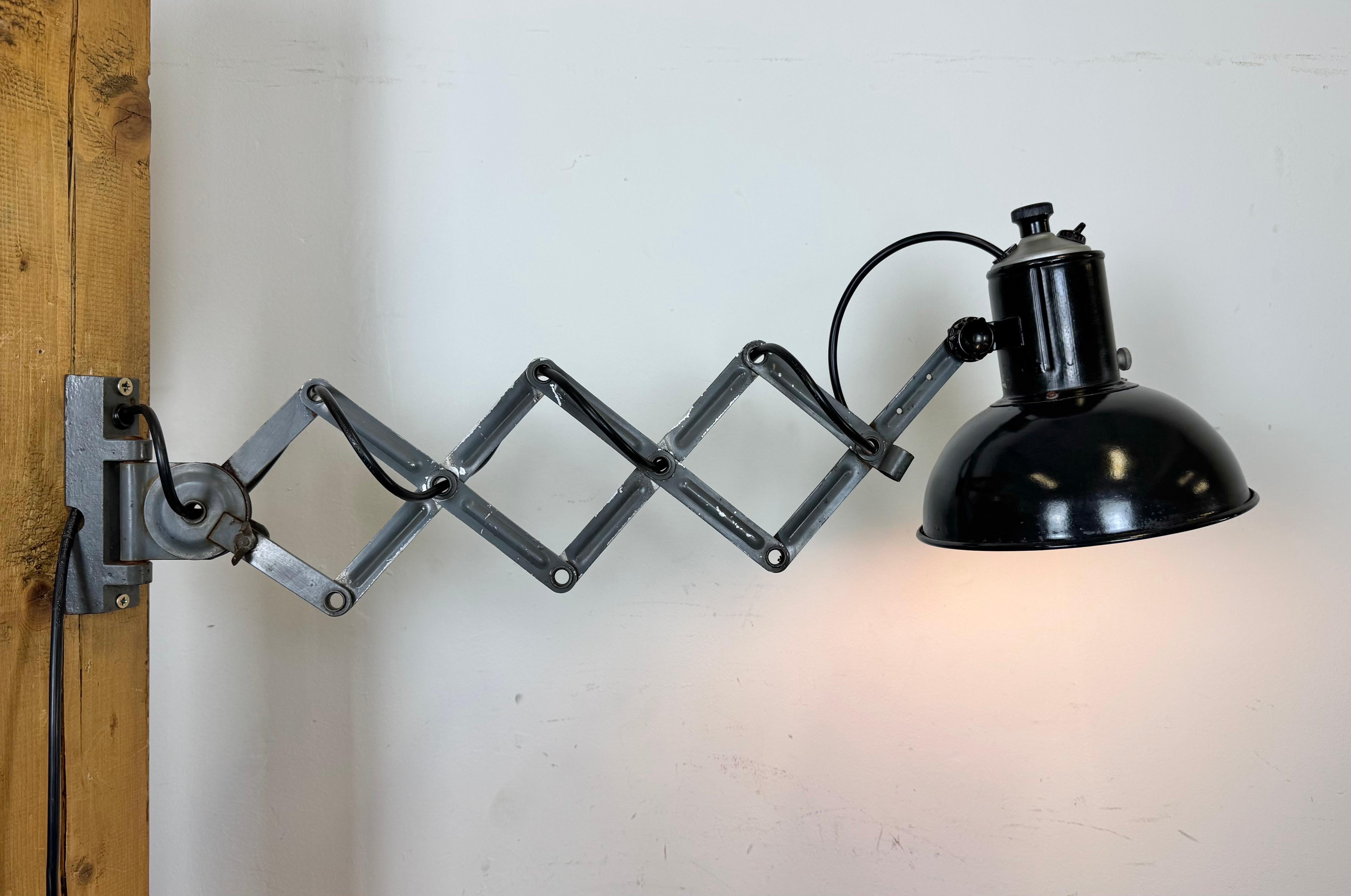 Lampe murale industrielle à ciseau en émail noir, années 1950 en vente 10