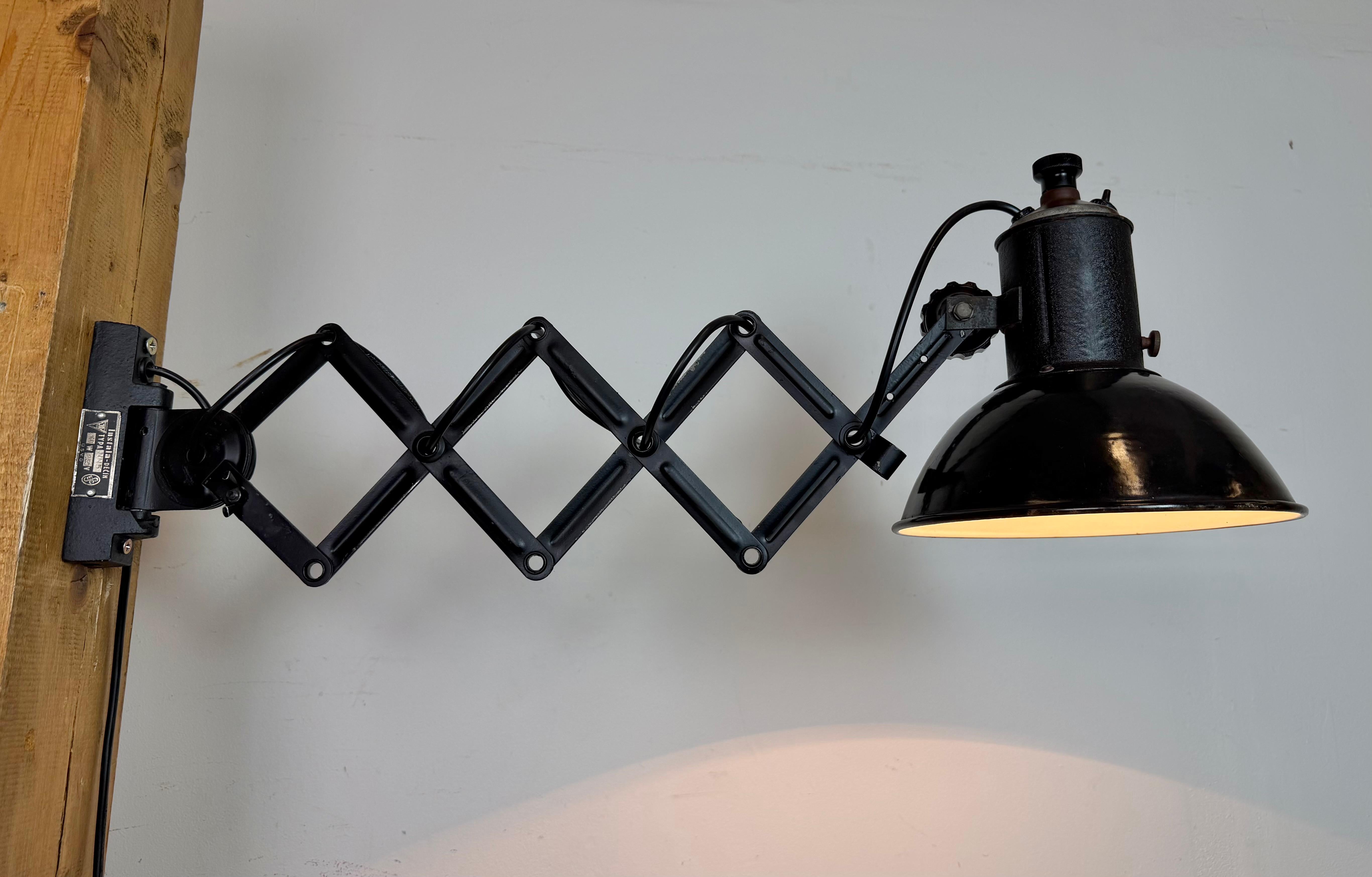 Lámpara de pared industrial de tijera de esmalte negro, años 50 en venta 10