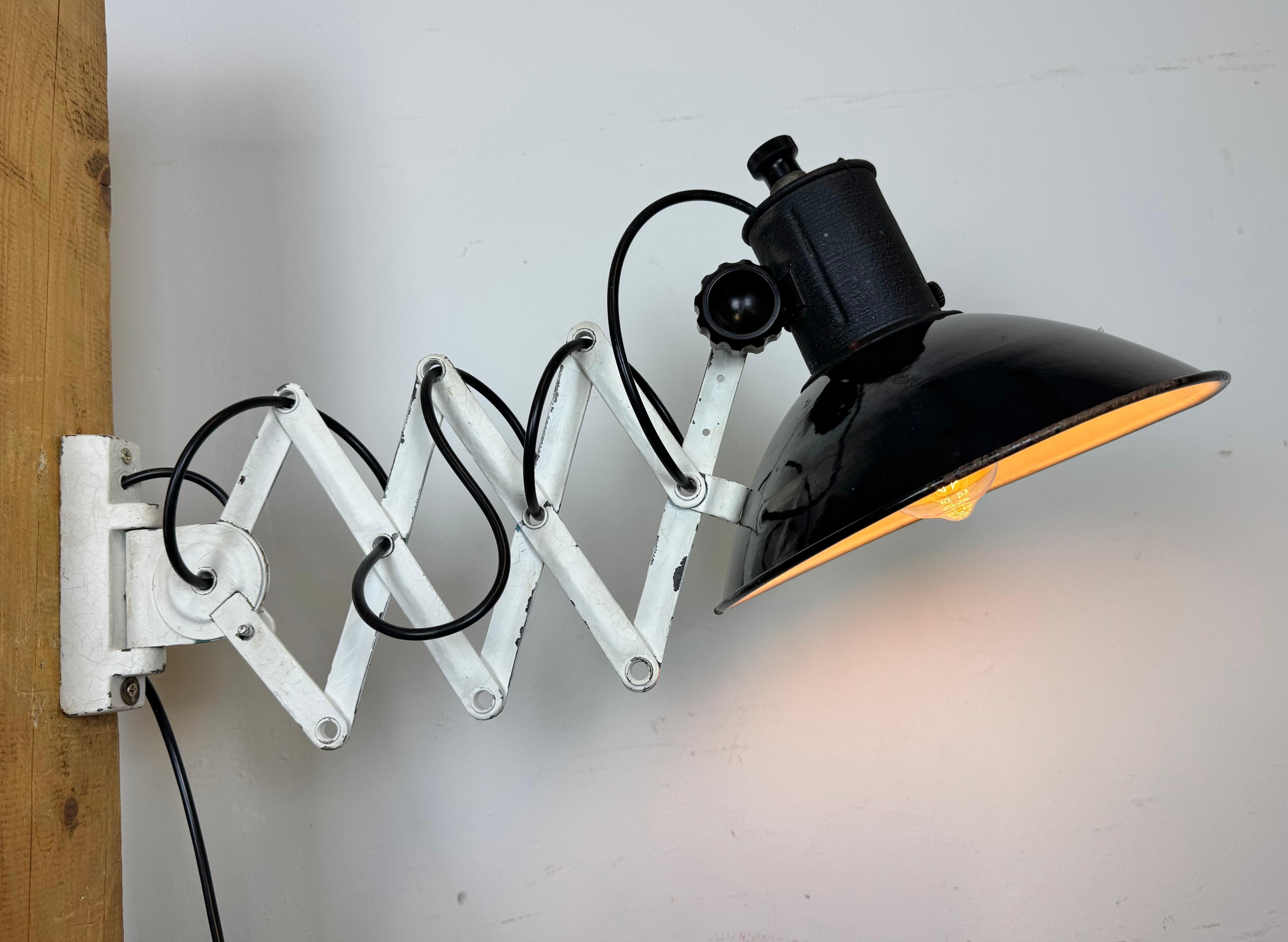 Lampe murale industrielle à ciseau en émail noir, années 1950 en vente 11