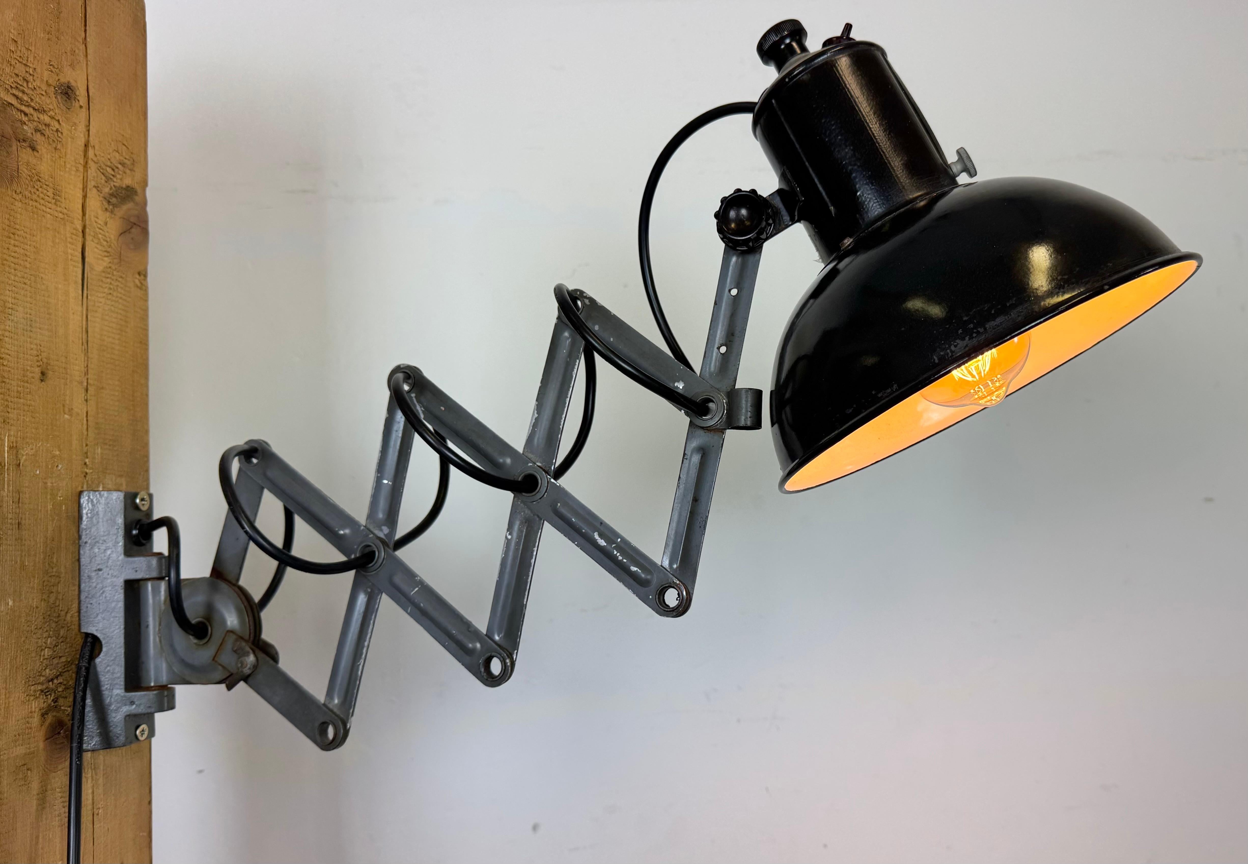 Lampe murale industrielle à ciseau en émail noir, années 1950 en vente 11