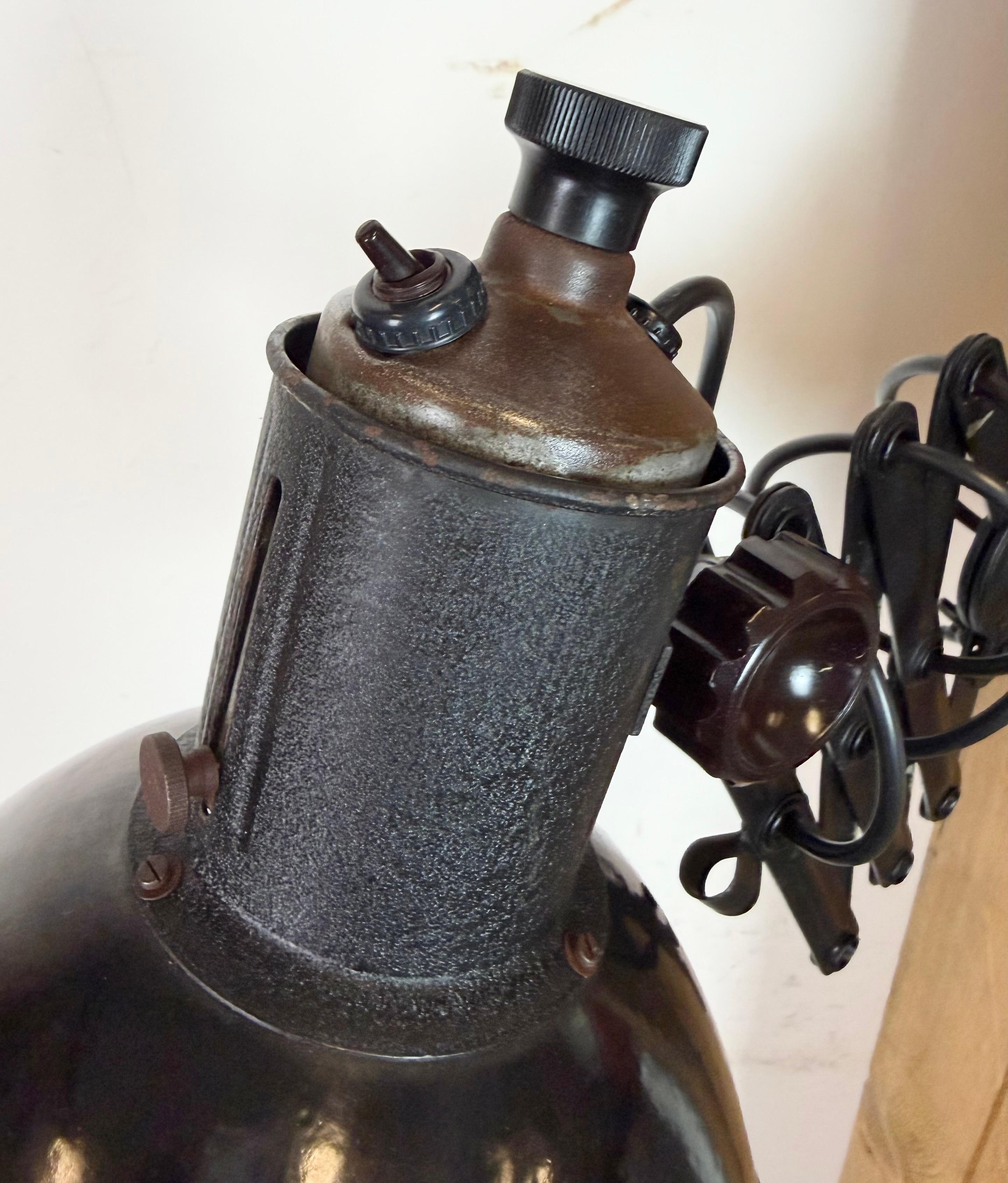 Lámpara de pared industrial de tijera de esmalte negro, años 50 en venta 11