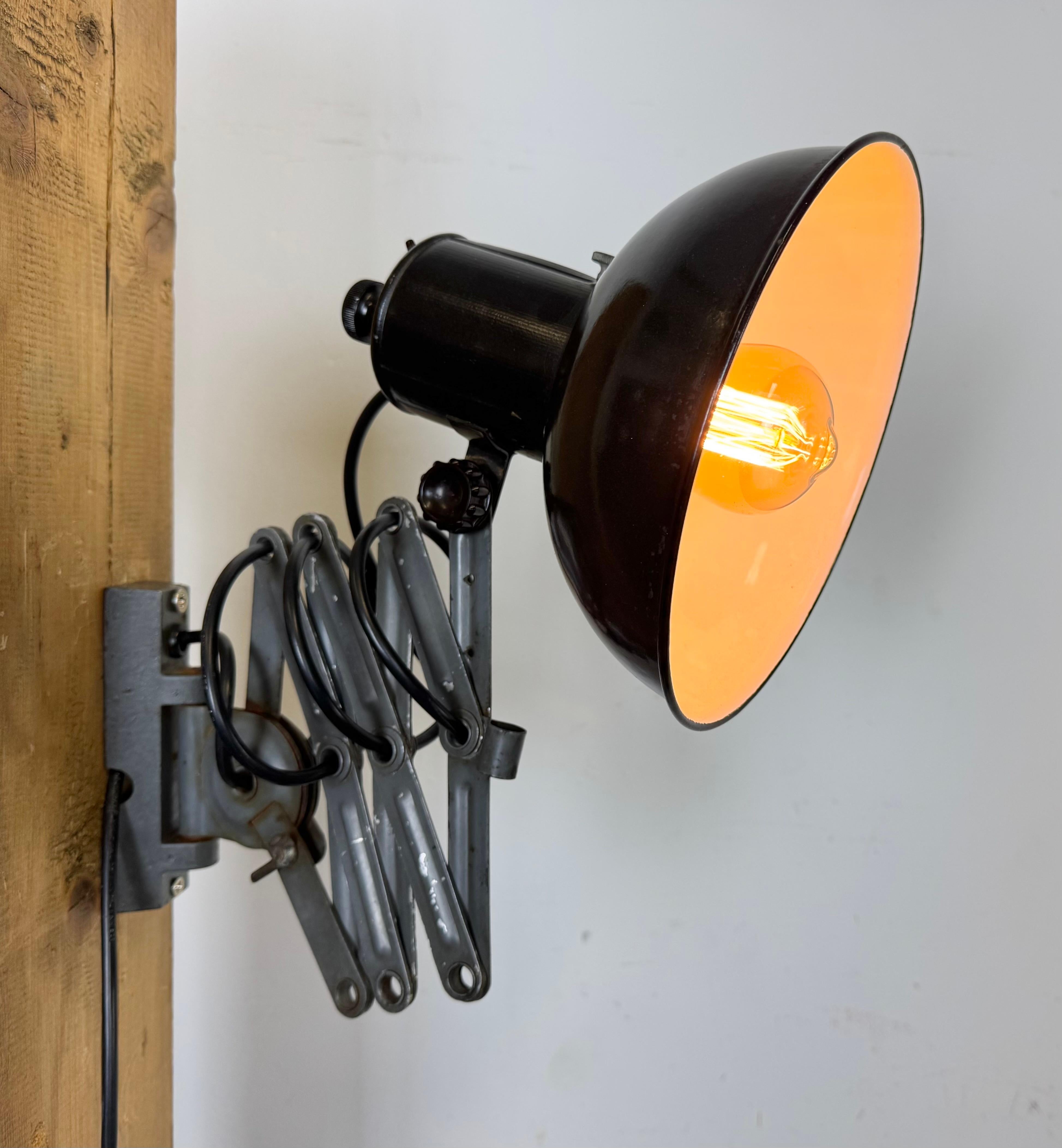 Lampe murale industrielle à ciseau en émail noir, années 1950 en vente 12
