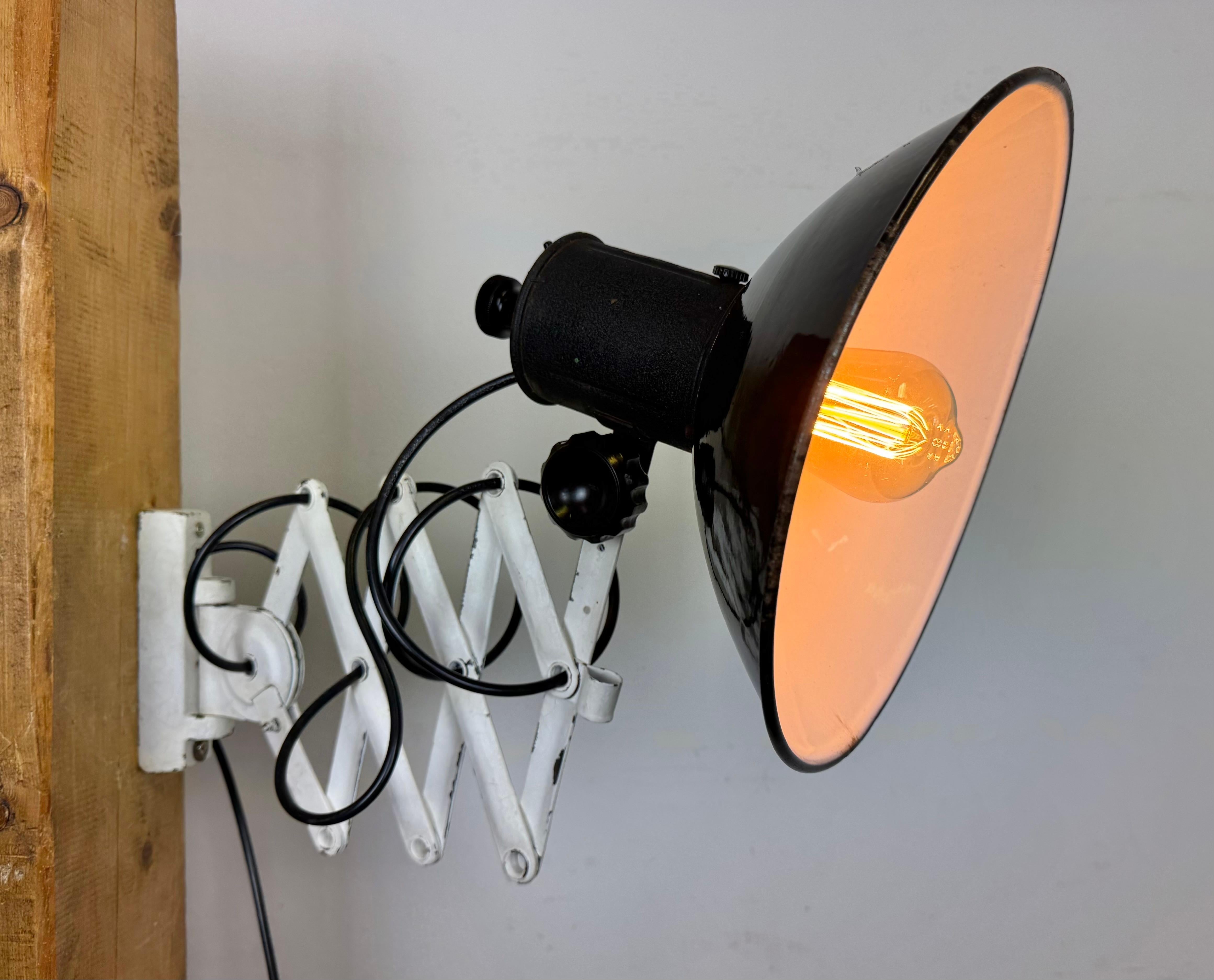 Lampe murale industrielle à ciseau en émail noir, années 1950 en vente 13
