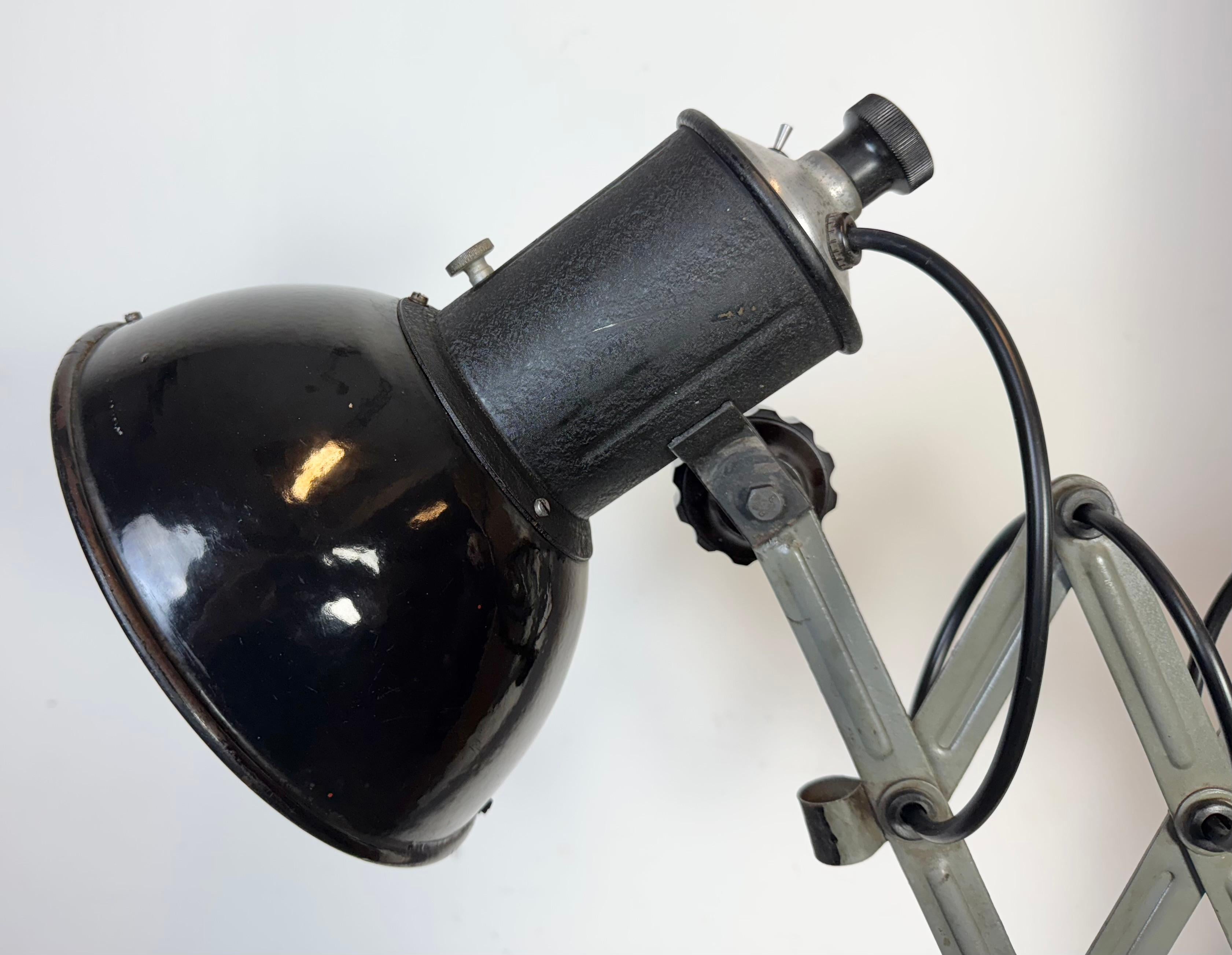 Industriel Lampe murale industrielle à ciseau en émail noir, années 1950 en vente