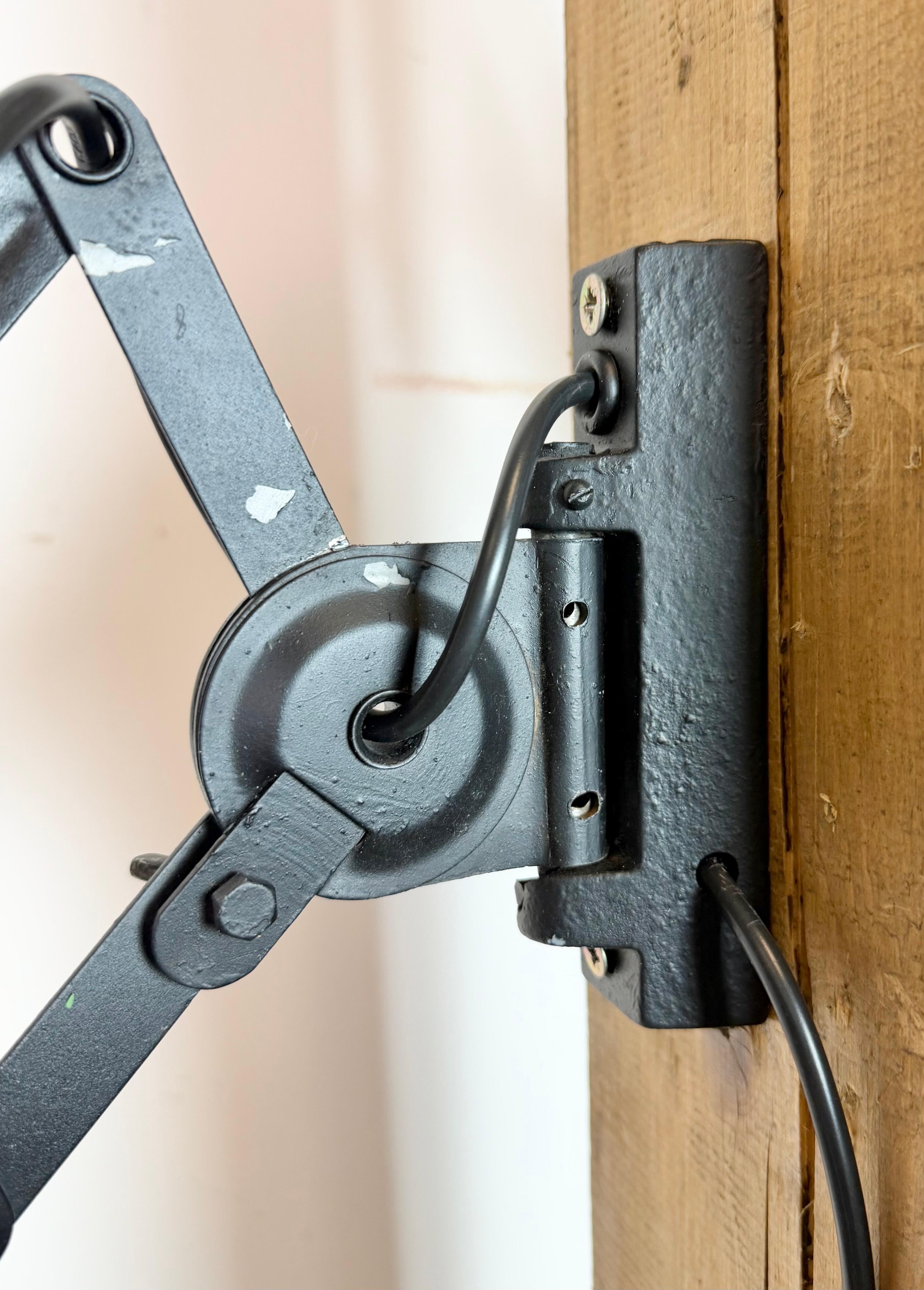 Lámpara de pared industrial de tijera de esmalte negro, años 50 Industrial en venta