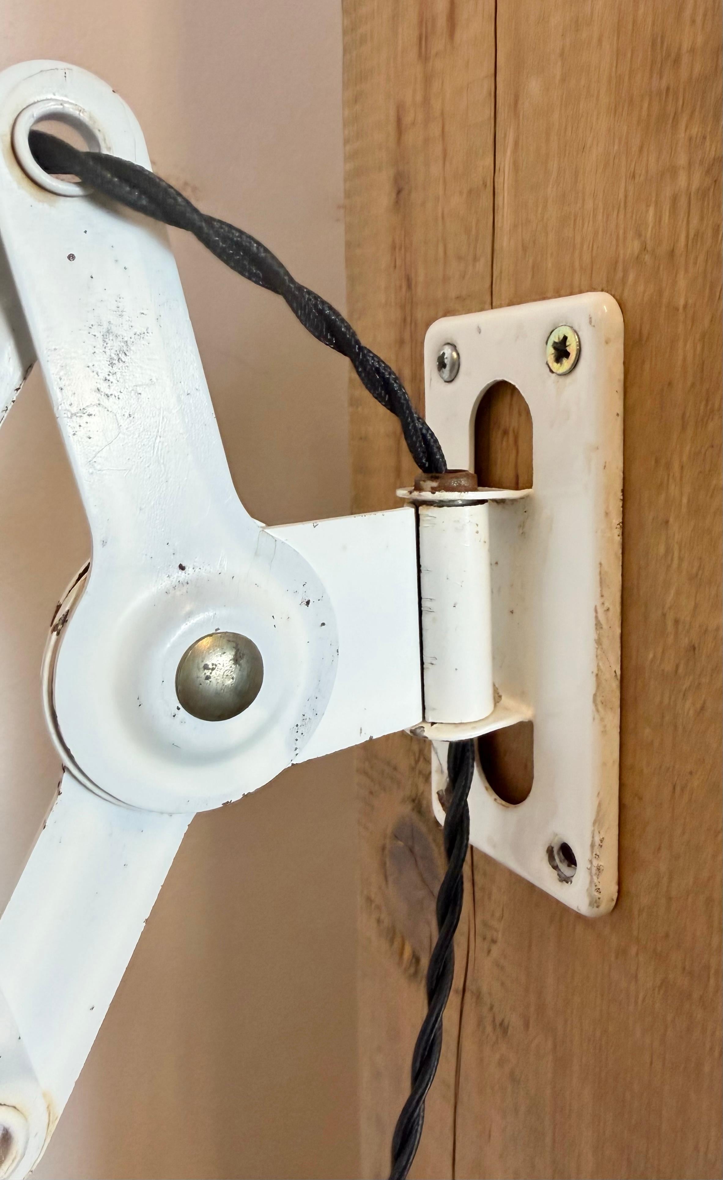 Lámpara de pared industrial de tijera de esmalte negro, años 1950 Industrial en venta