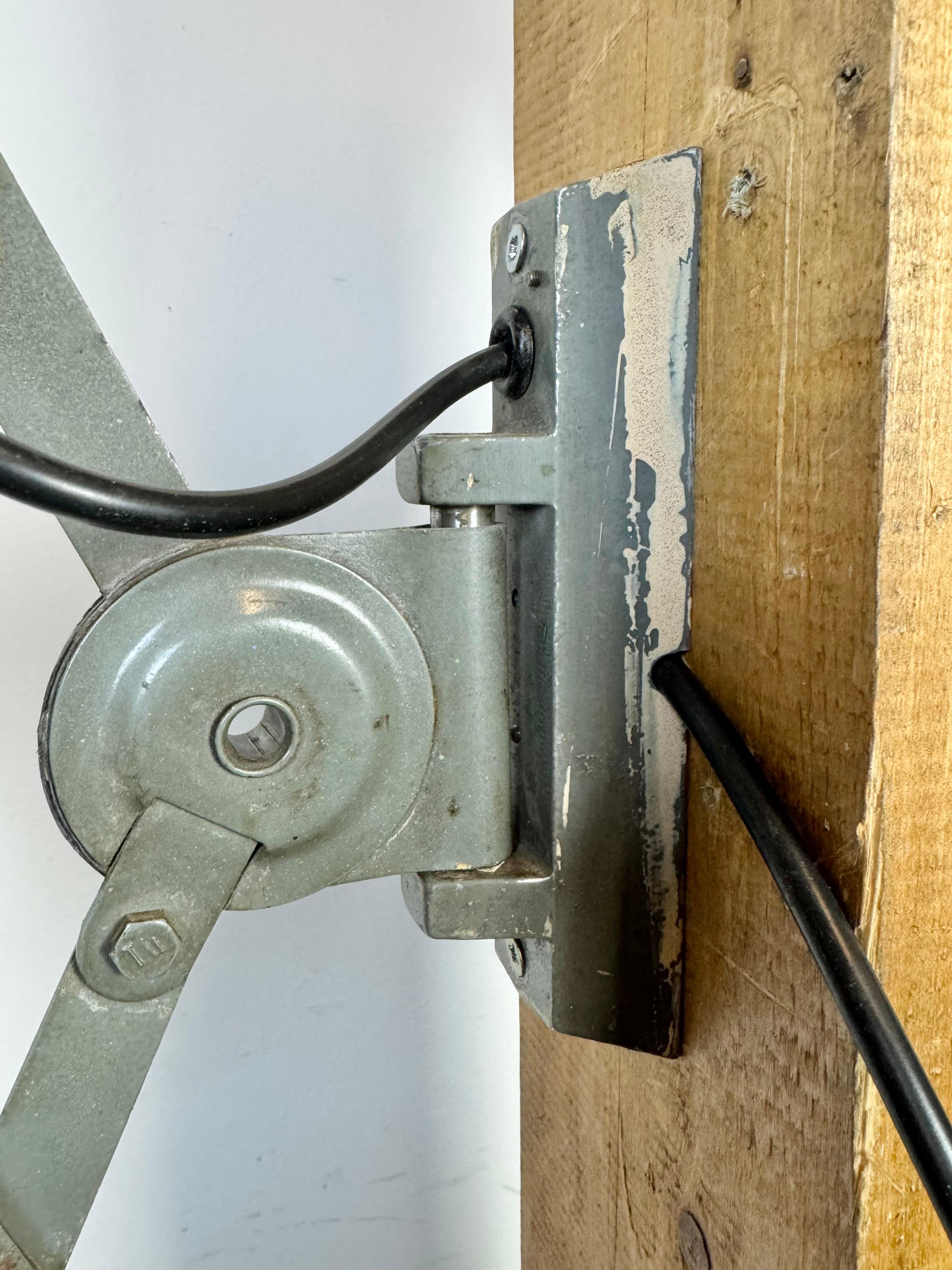 Tchèque Lampe murale industrielle à ciseau en émail noir, années 1950 en vente