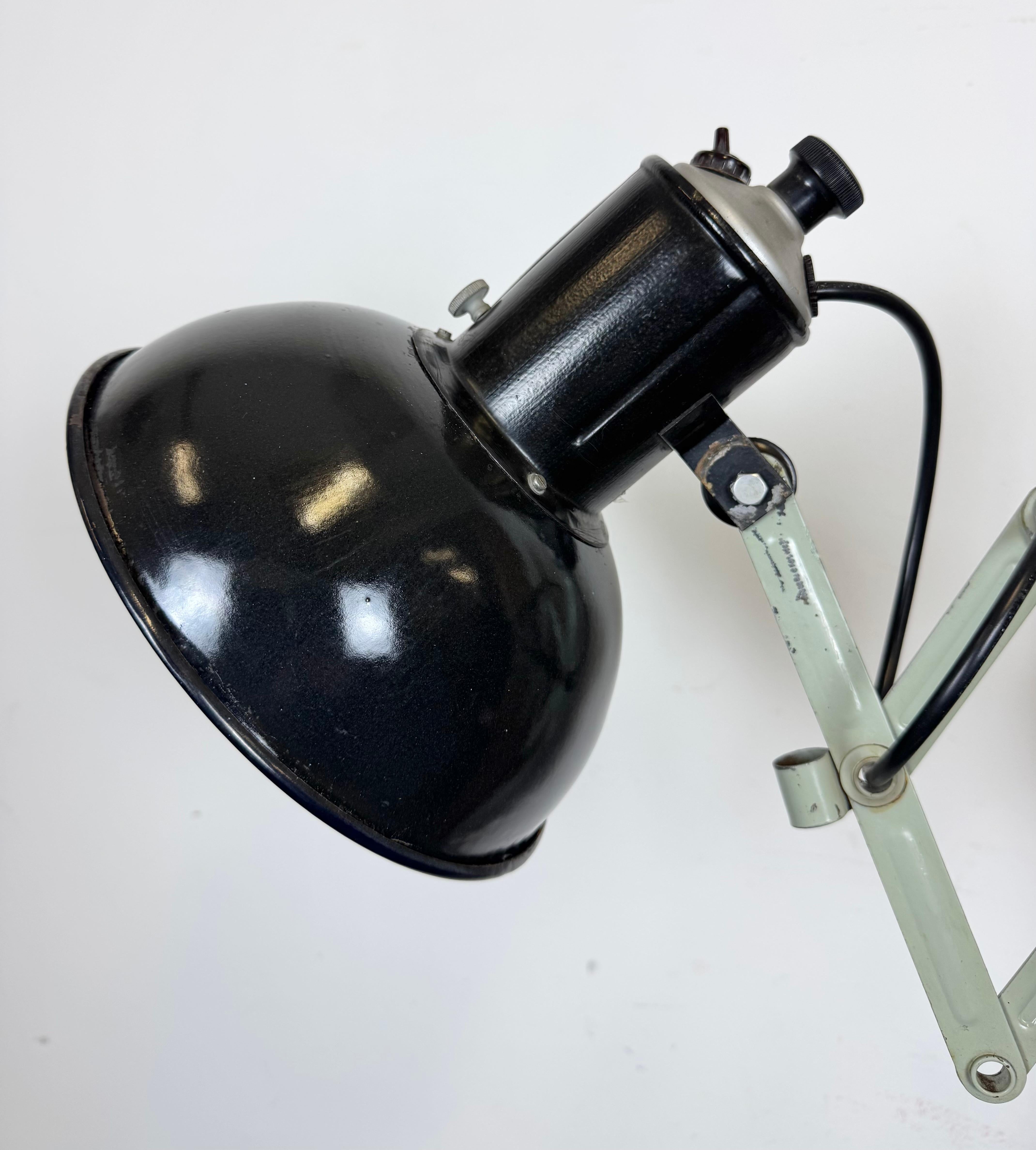 Tchèque Lampe murale industrielle à ciseau en émail noir, années 1950 en vente