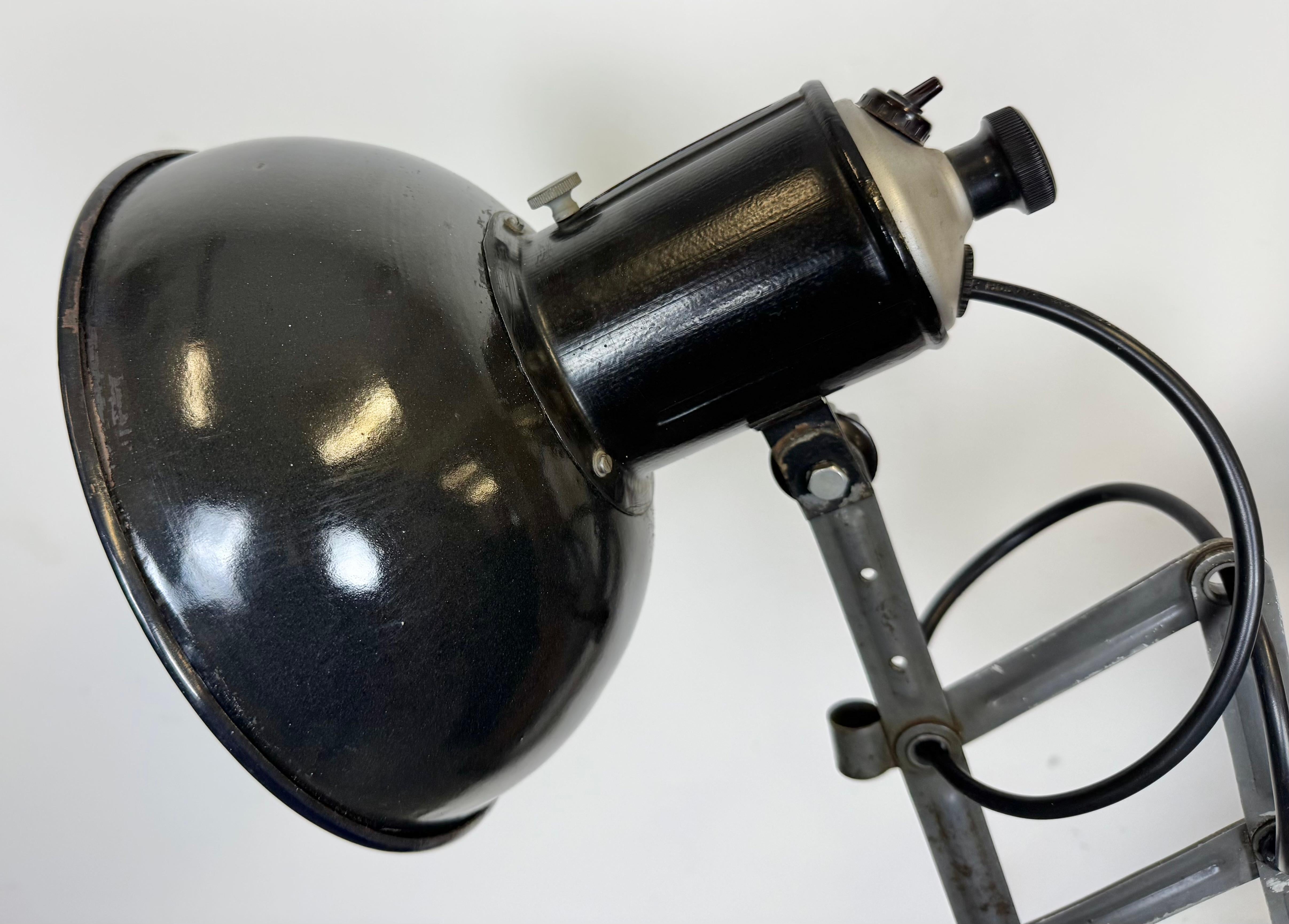 Tchèque Lampe murale industrielle à ciseau en émail noir, années 1950 en vente
